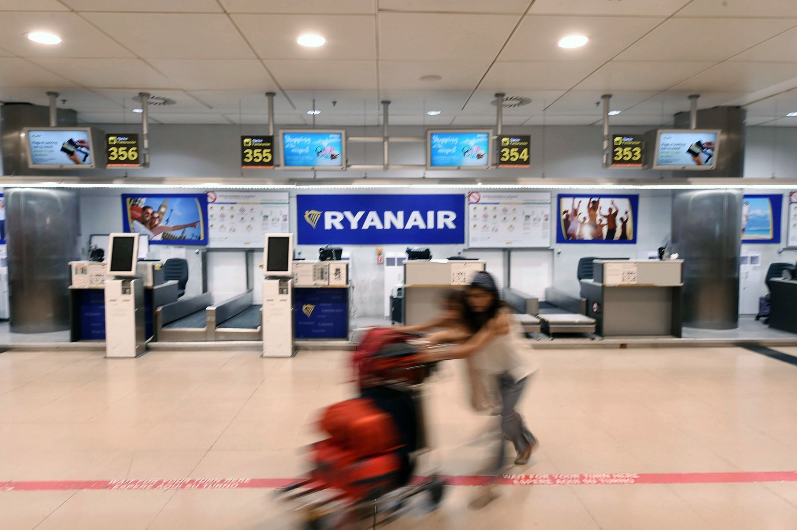 Mostradores de Ryanair en el aeropuerto Adolfo Suárez-Madrid Barajas.