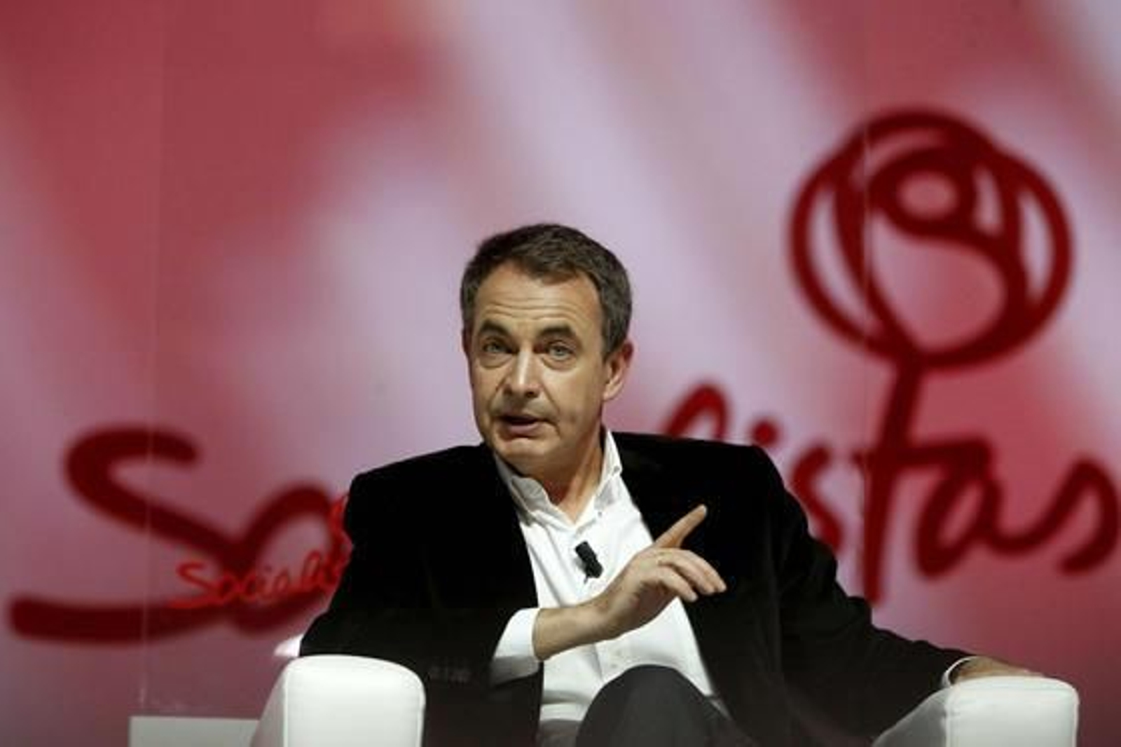 Zapatero afirma que la reforma de la Constitución evitó un Gobierno técnico