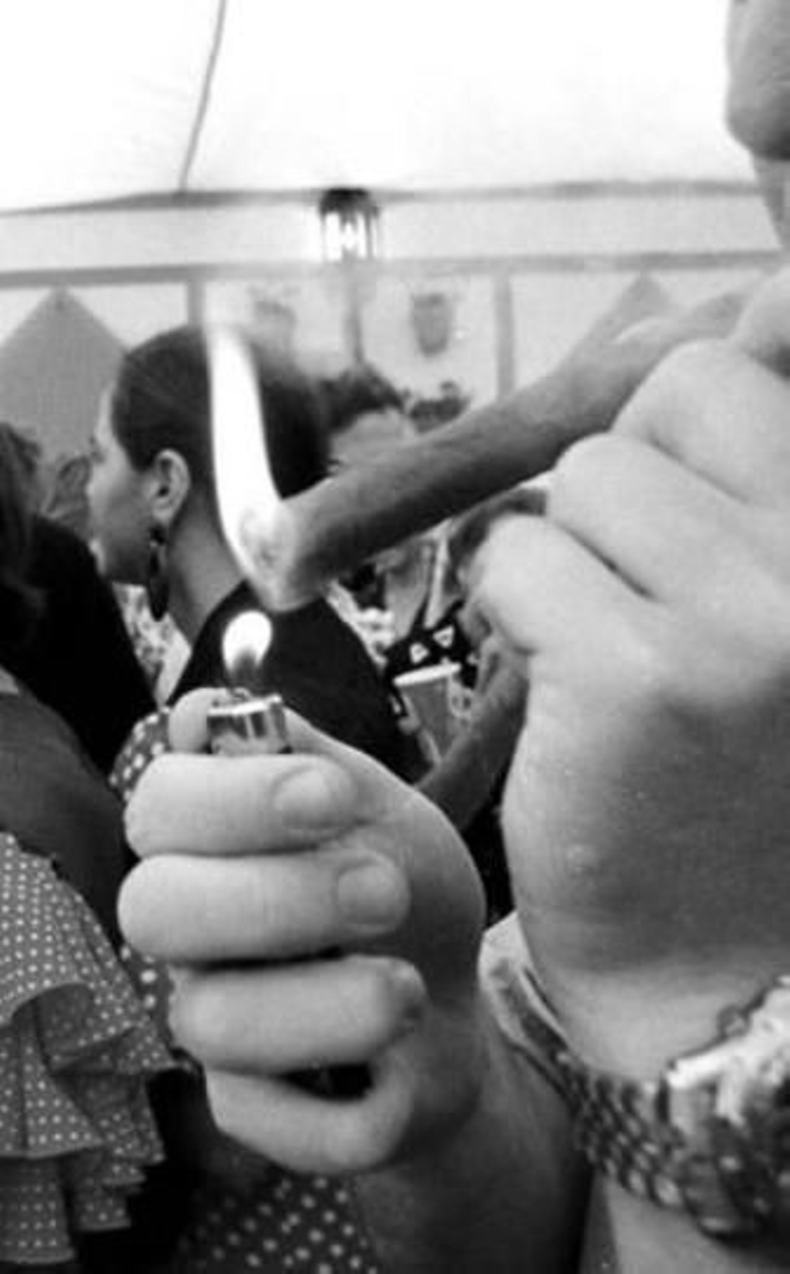 Visitante de una caseta en pleno proceso de fumarse un puro.