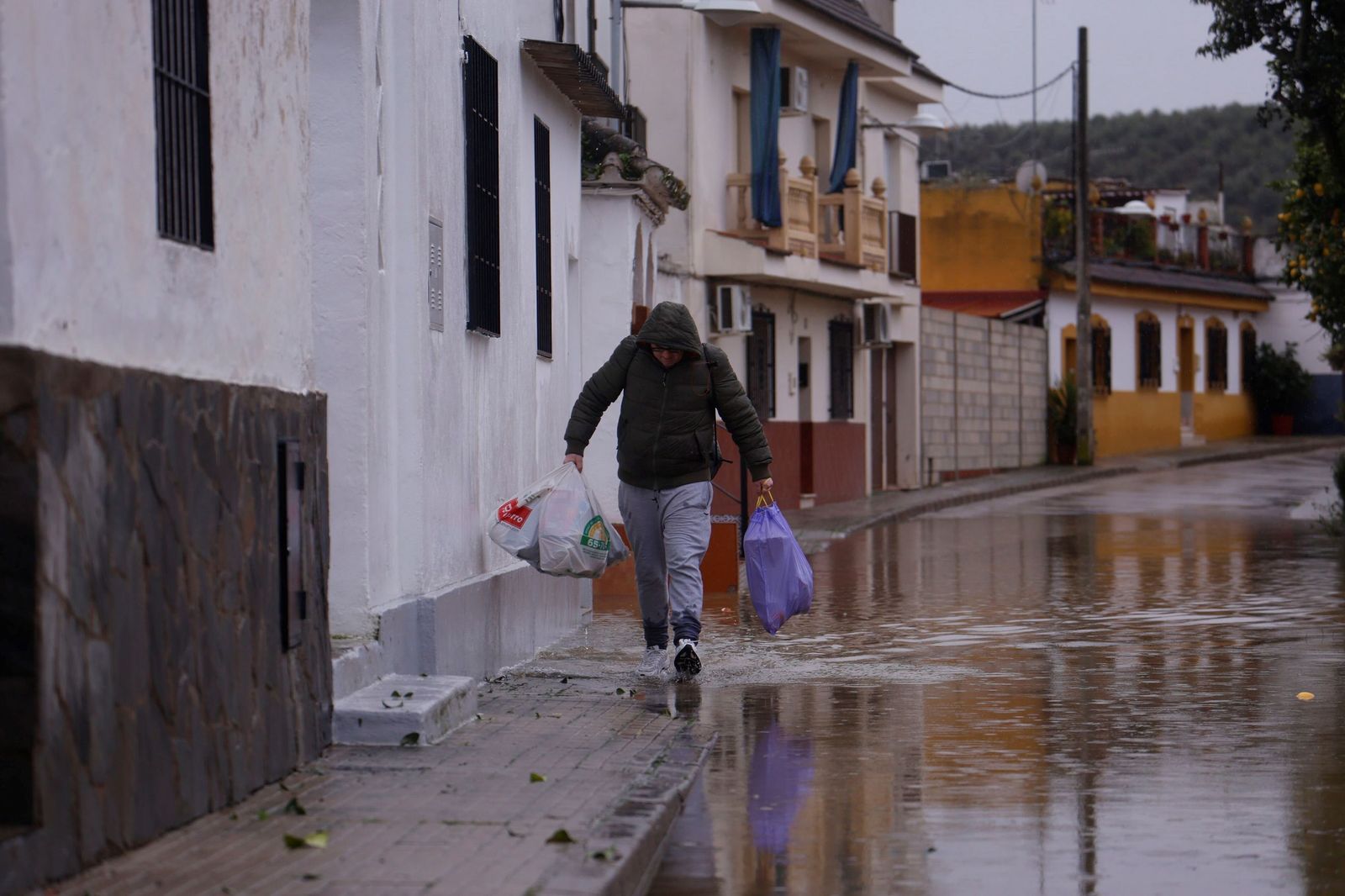 Los vecinos de Alcolea y de las parcelas de Guadalvalle siguen desalojando sus casas, en imágenes