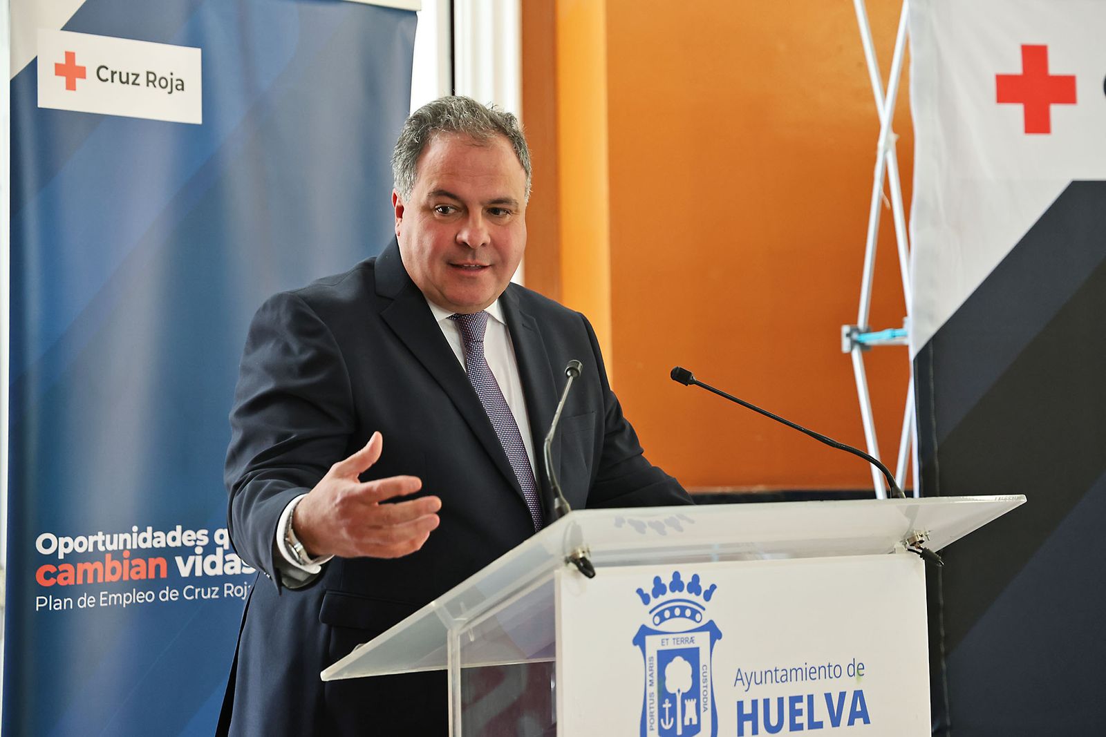 Imágenes del reconocimiento de Cruz Roja Huelva a empresas de Huelva por su compromiso con los colectivos vulnerables