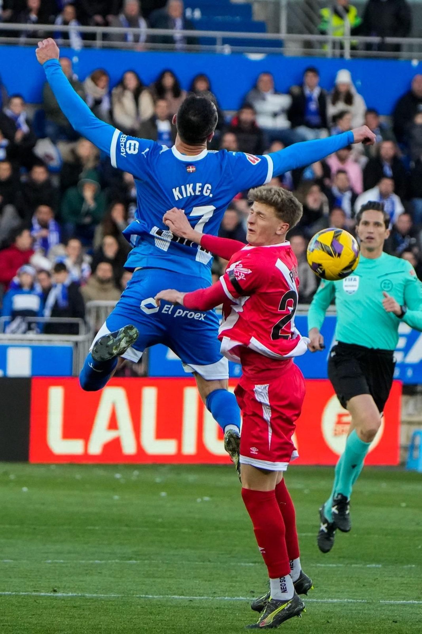 Pelayo en un salto con Kike García.