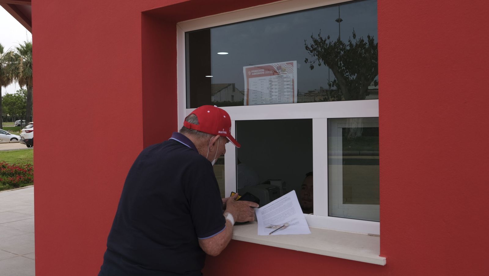 Un abonado renueva su carné en las nuevas taquillas del Power House Stadium