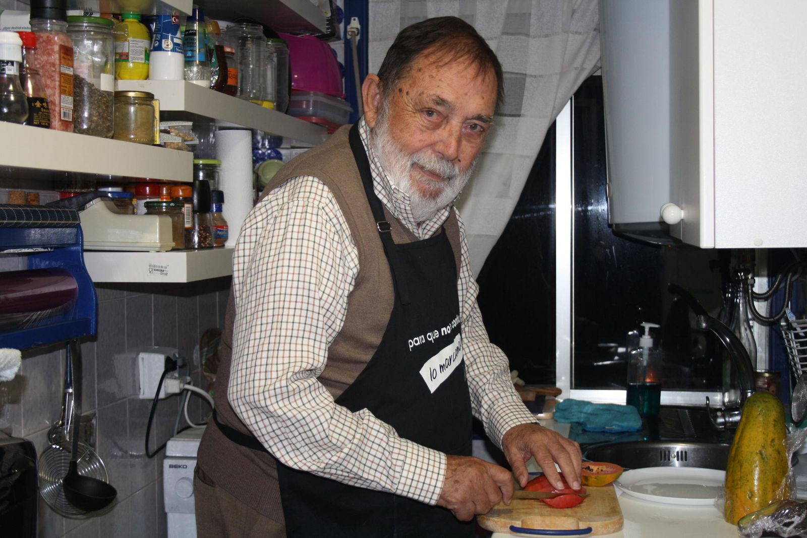 El onubense Felipe Luzón publica la colección 'Mares y Fogones', con más de 2.500 recetas