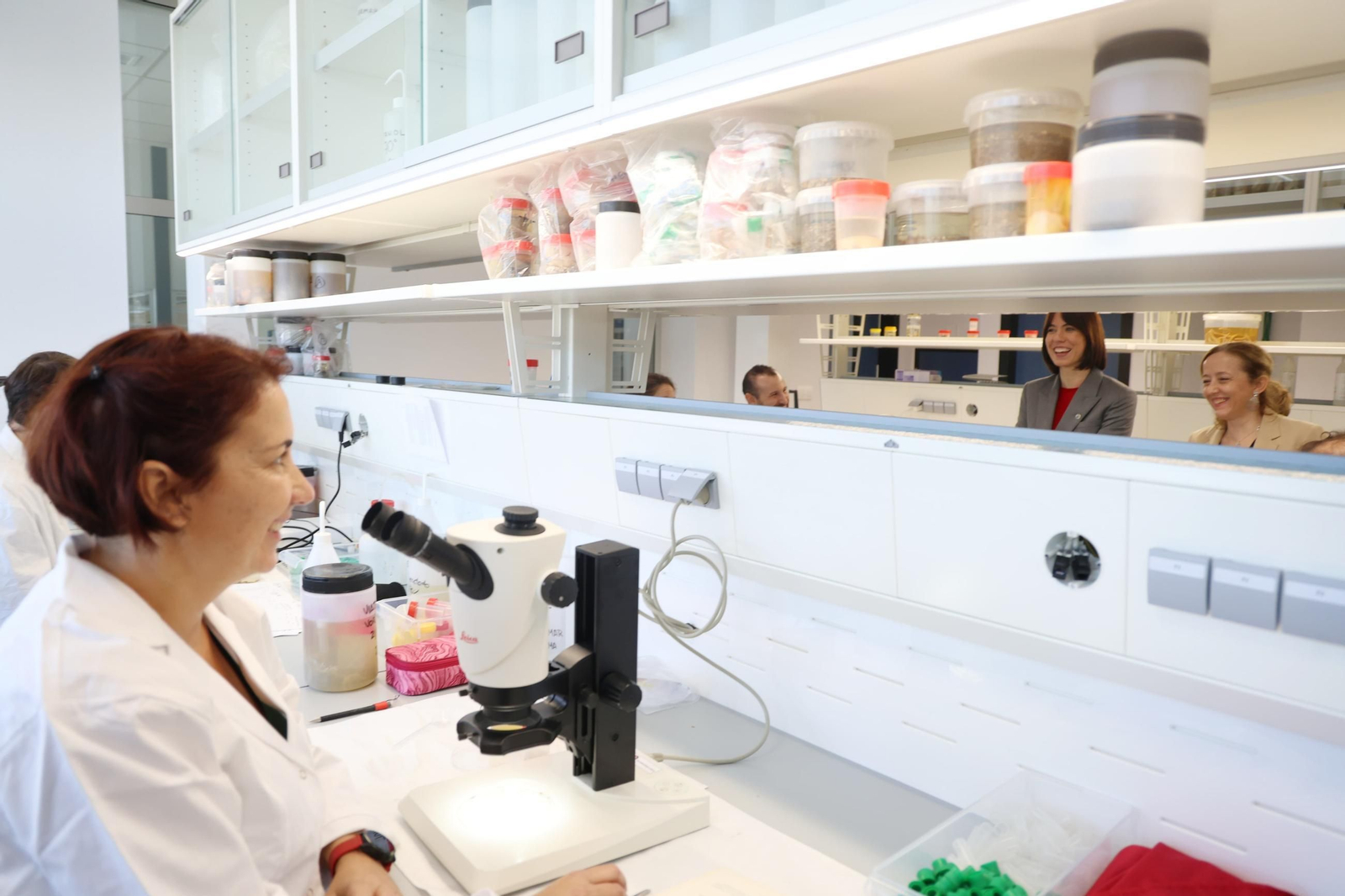 La ministra de Ciencia, Diana Morant, observa a investigadores trabajando en el Centro Oceanográfico de Málaga. La ministra de Ciencia, Diana Morant, observa a investigadores trabajando en el Centro Oceanográfico de Málaga.