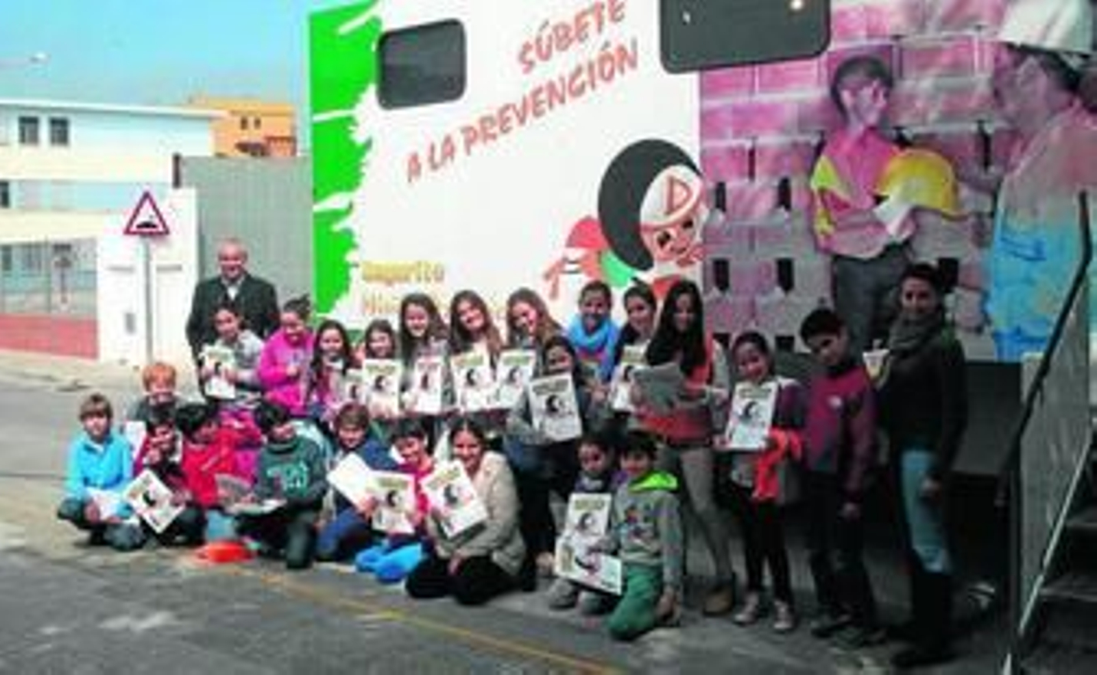 Una de las sesiones formativas del programa 'Aprende a crecer con seguridad' impartida en el aula móvil a escolares de Primaria.