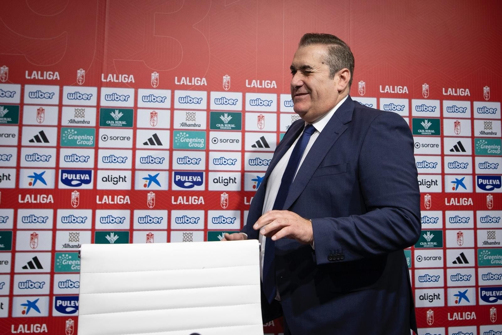 José Ramón Sandoval fue presentado en Los Cármenes.