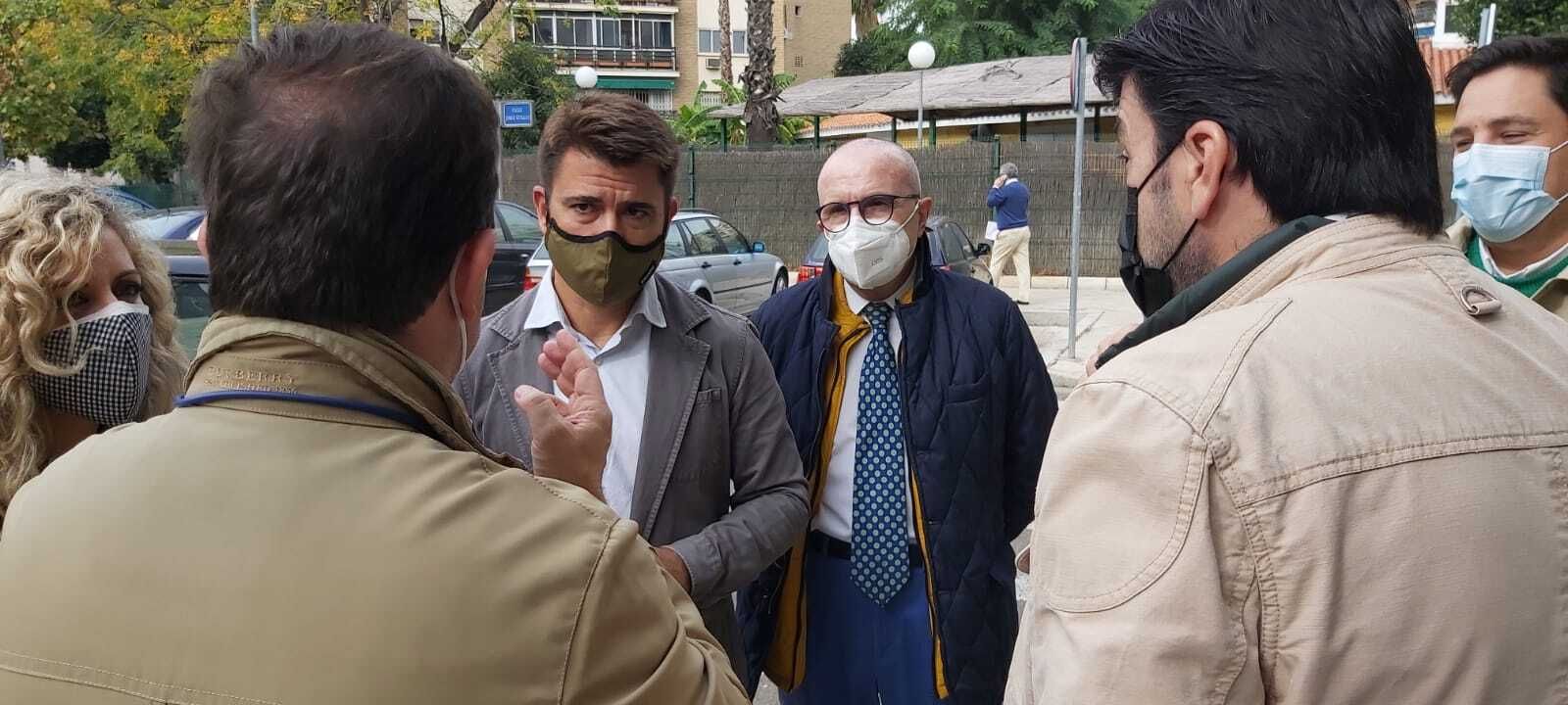 El portavoz popular, Beltrán Pérez, con los vecinos del Porvenir.