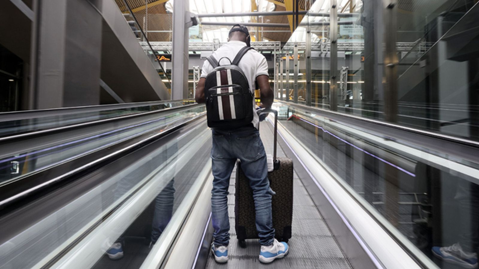 Un pasajero en la terminal T4 del Aeropuerto Adolfo Suárez-Madrid Barajas.