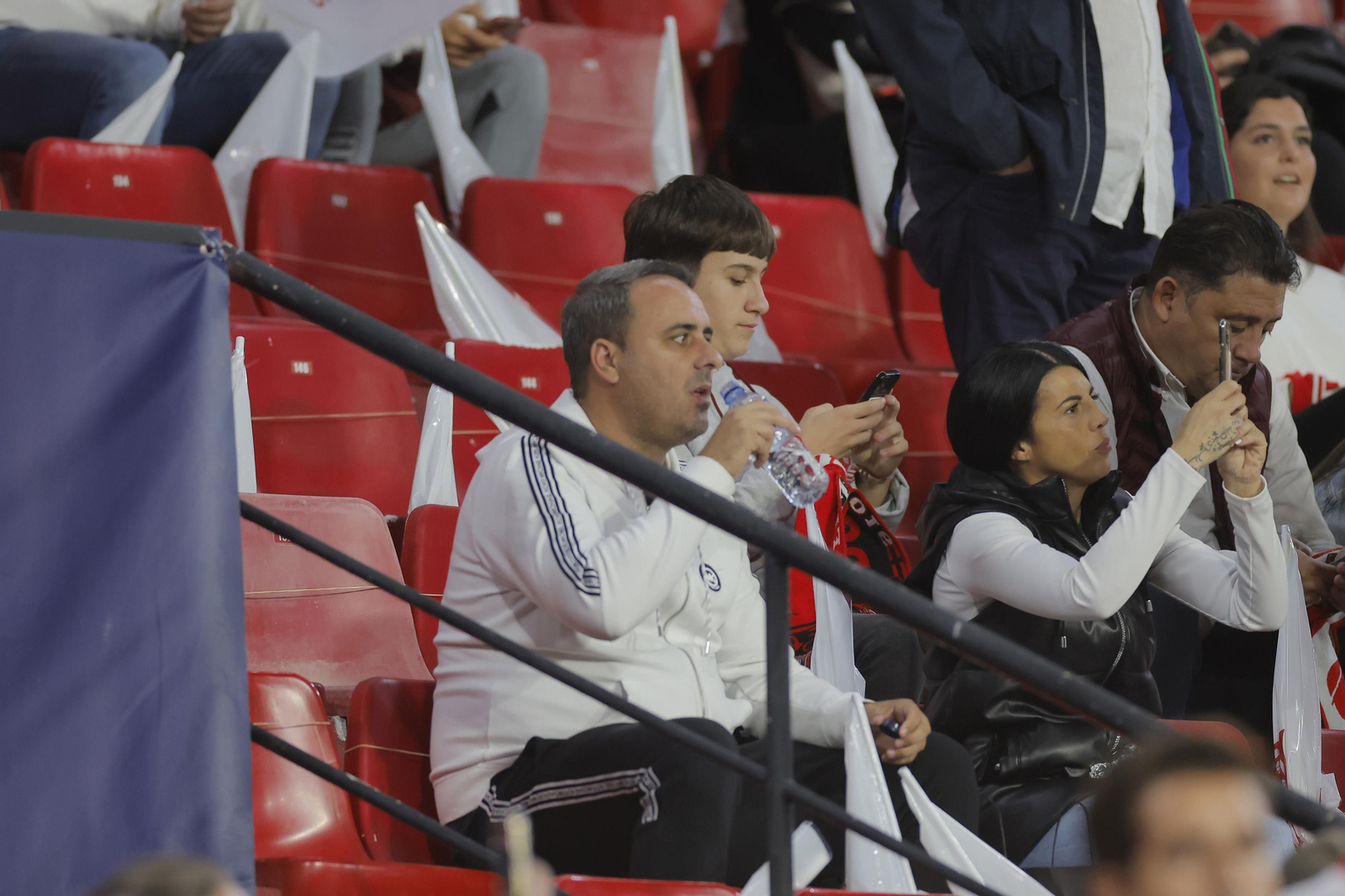 Búscate en las fotos del Sevilla-Arsenal