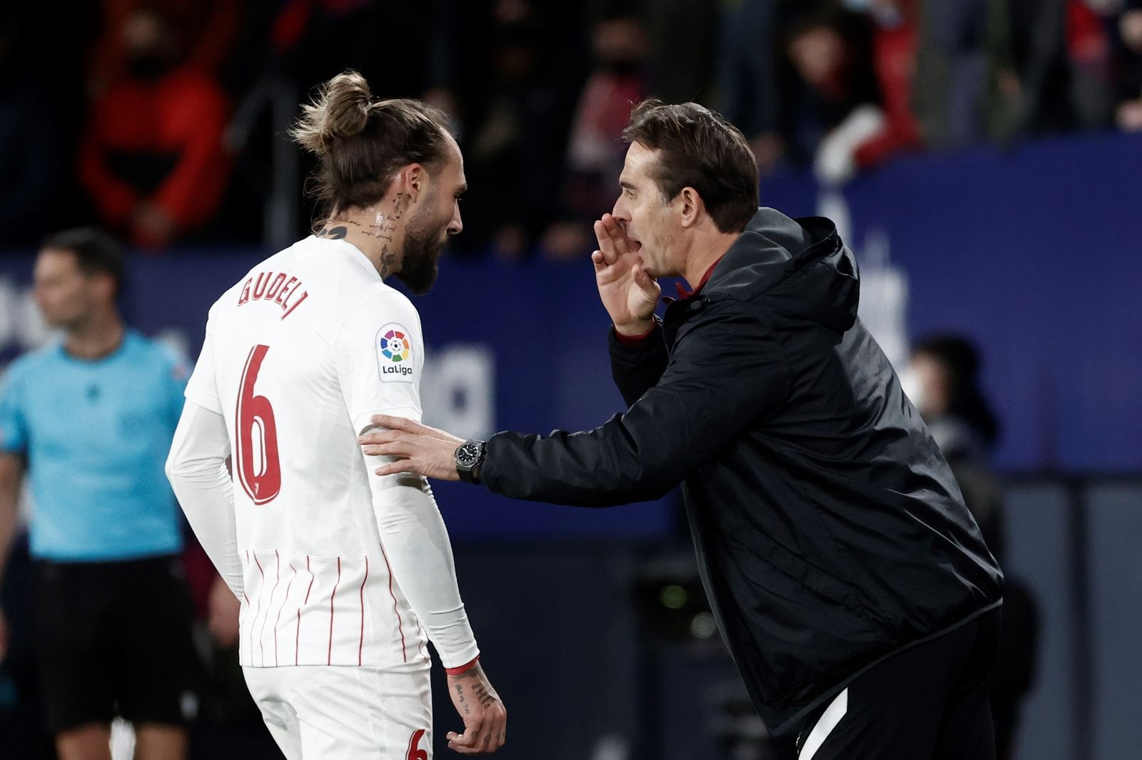Lopetegui da instrucciones a Gudelj para rearmar al equipo tras la lesión de Montiel.