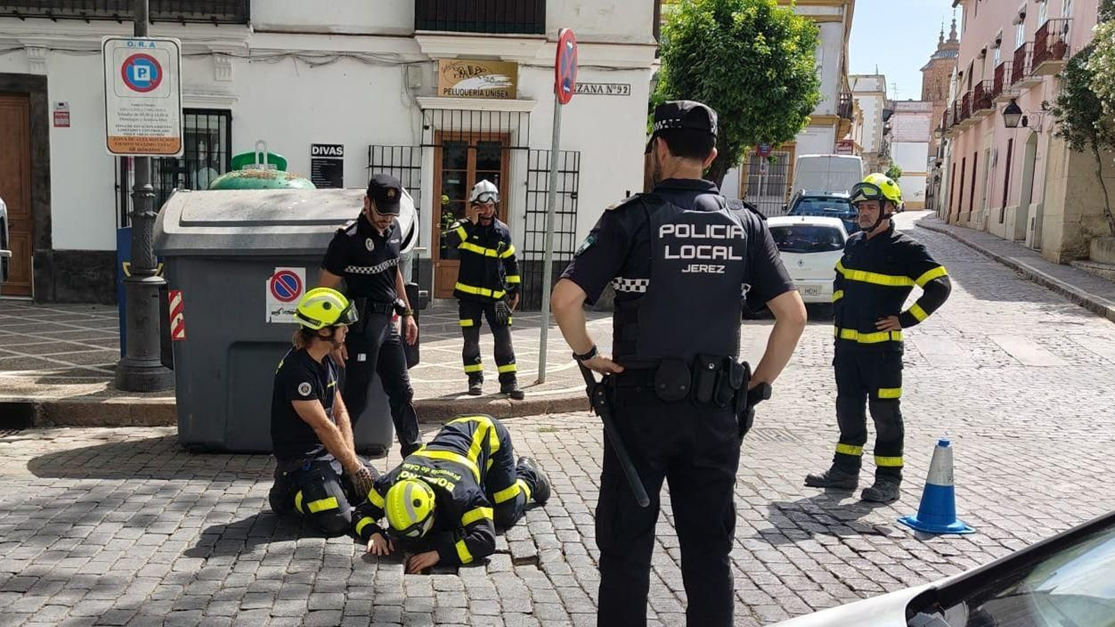 Bomberos y Policía Local, en la calle Porvera.