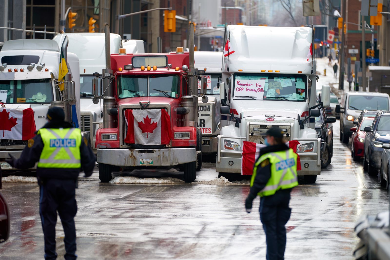 Las protestas de camioneros empiezan a dañar las economías de Canadá y EEUU