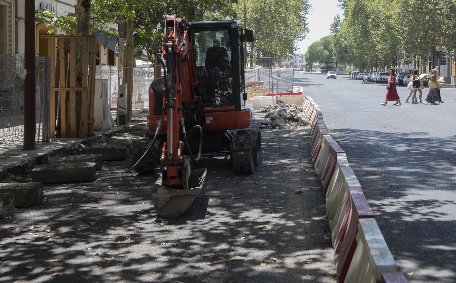 Un operario trabaja con una máquina en la calzada de Reyes Católicos.