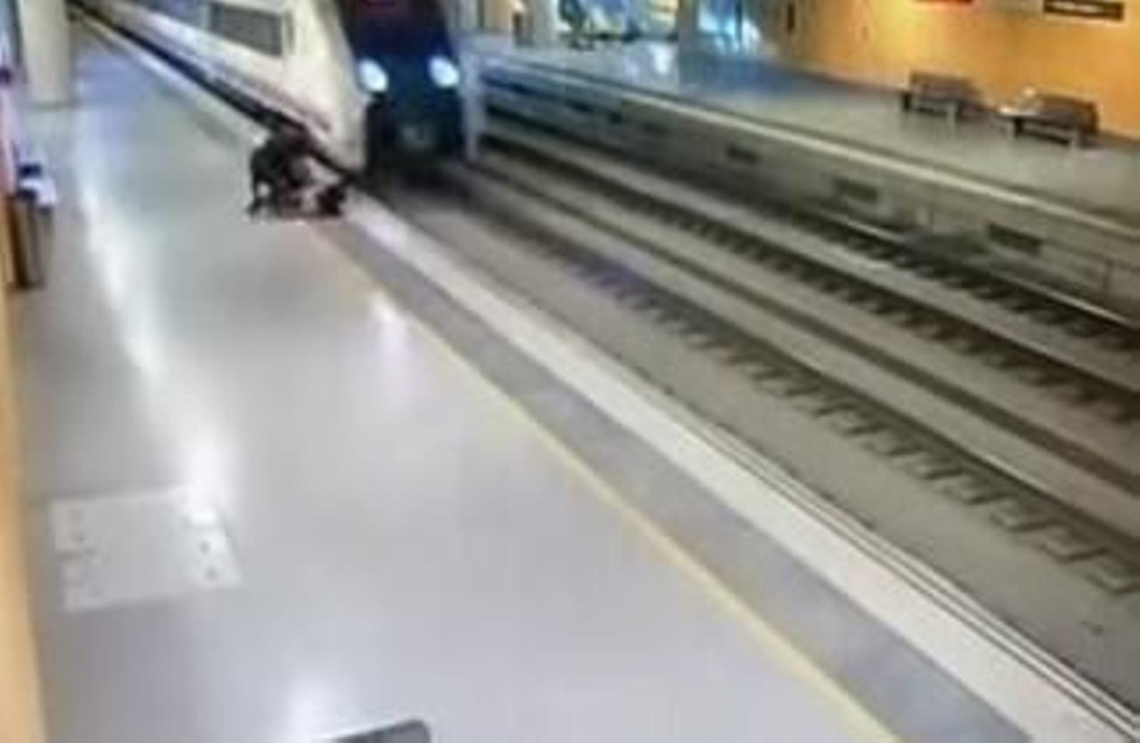 El momento en el que los agentes intervienen para salvar la vida del hombre