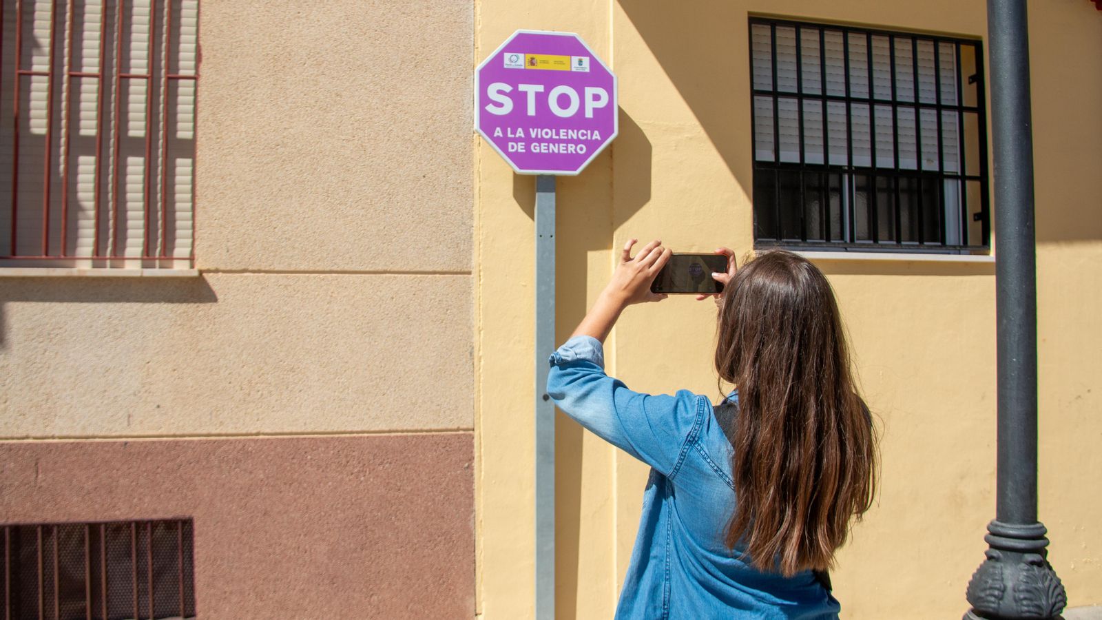 Una mujer fotografía un cartel contra de la violencia de género después de la concentracion silenciosa realizada en el Ayuntamiento Una mujer fotografía un cartel contra de la violencia de género después de la concentracion silenciosa realizada en el Ayuntamiento