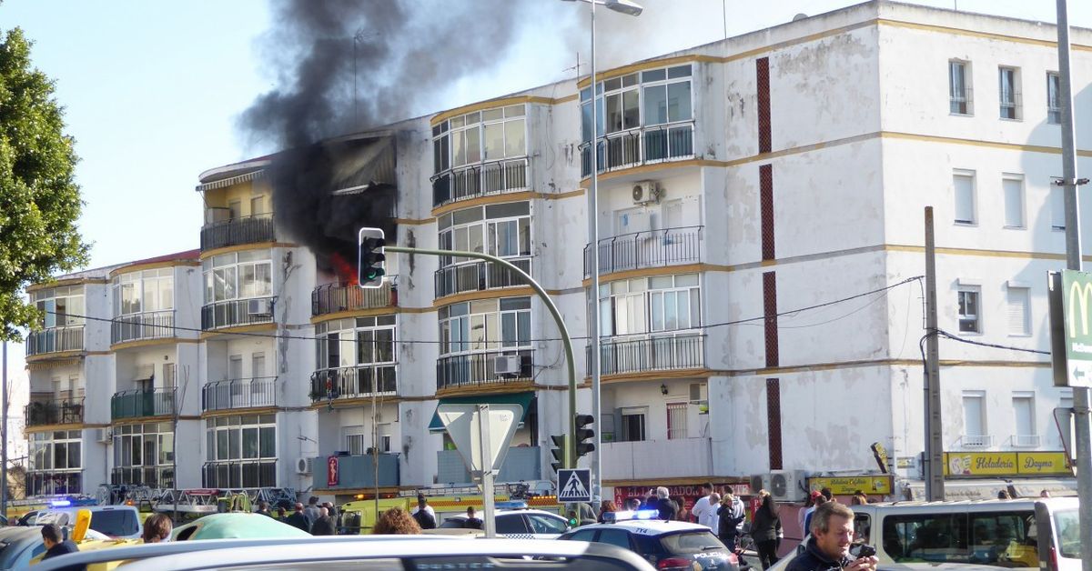 Trasladan a cuatro personas al hospital por inhalar humo en un incendio ...