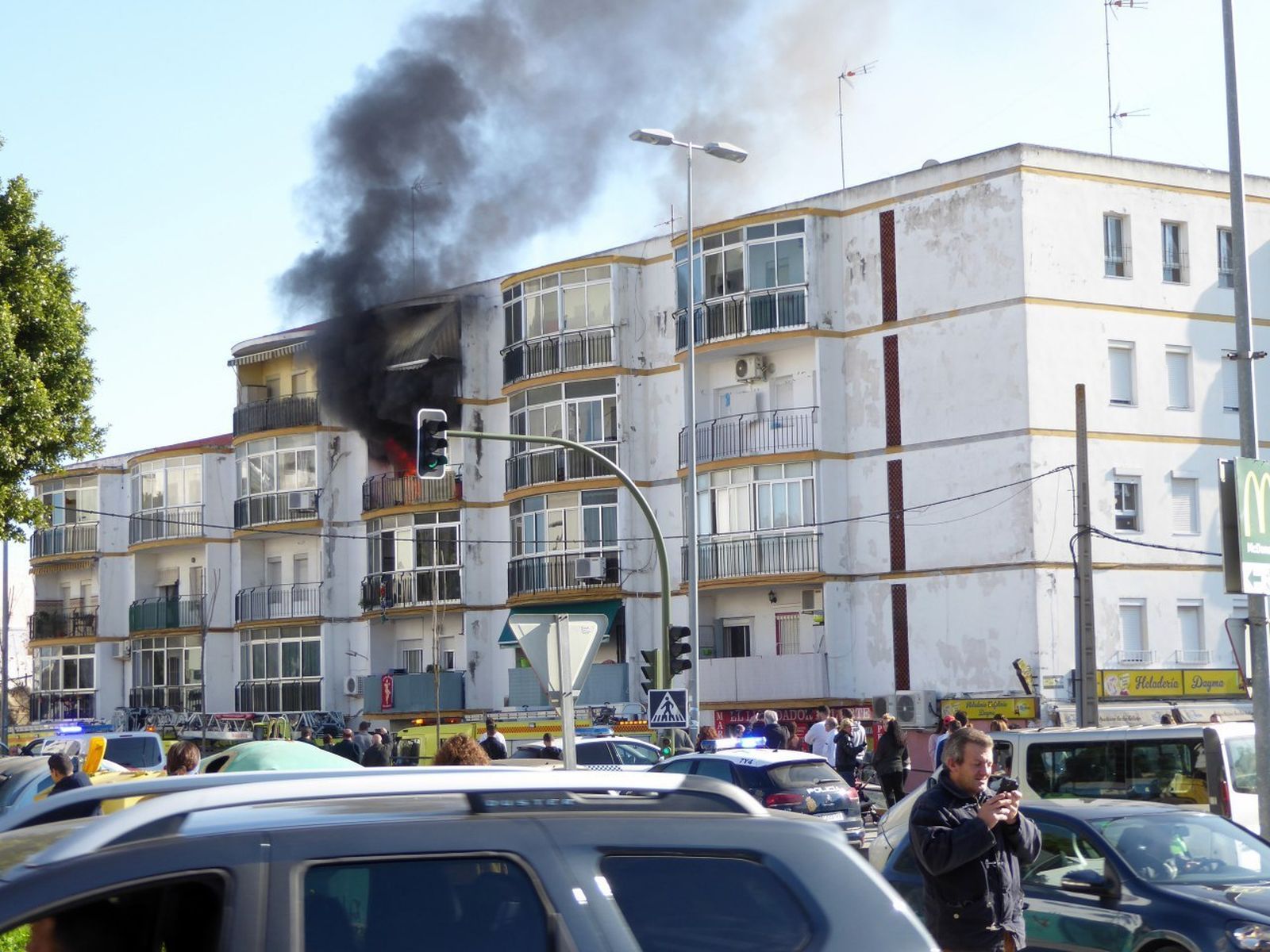 La vivienda donde se ha producido el incendio se encuentra en la avenida de Arcos.
