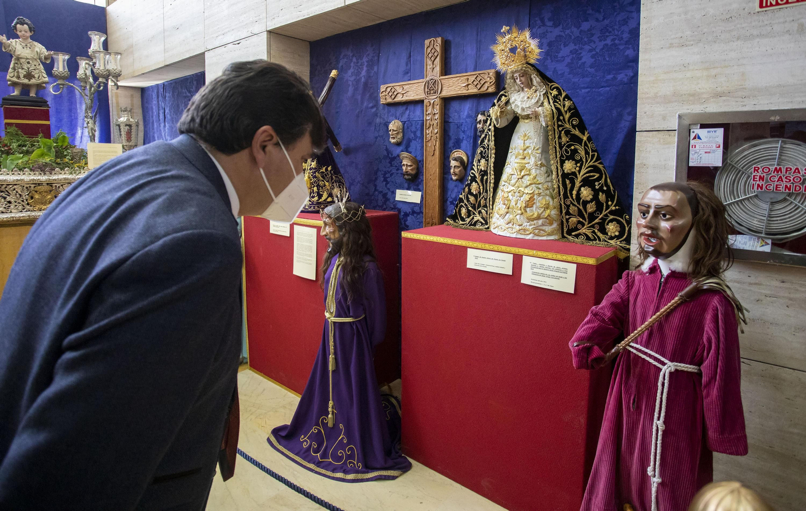 Gabriel Cruz contempla una de las exposiciones de La Borriquita.