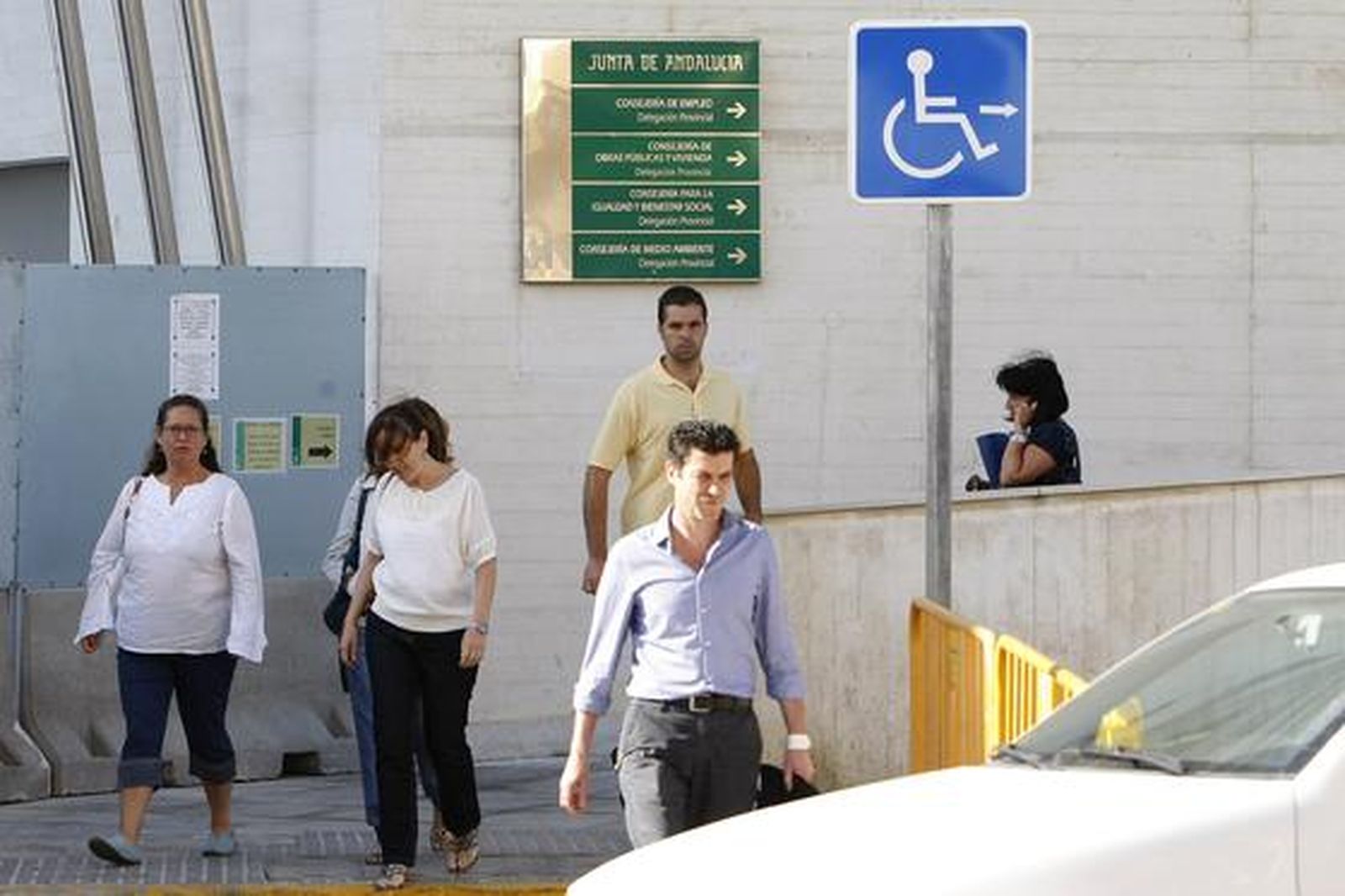 Más de 2.400 empleados públicos gaditanos secundan la huelga de funcionarios. 

Foto: José Braza