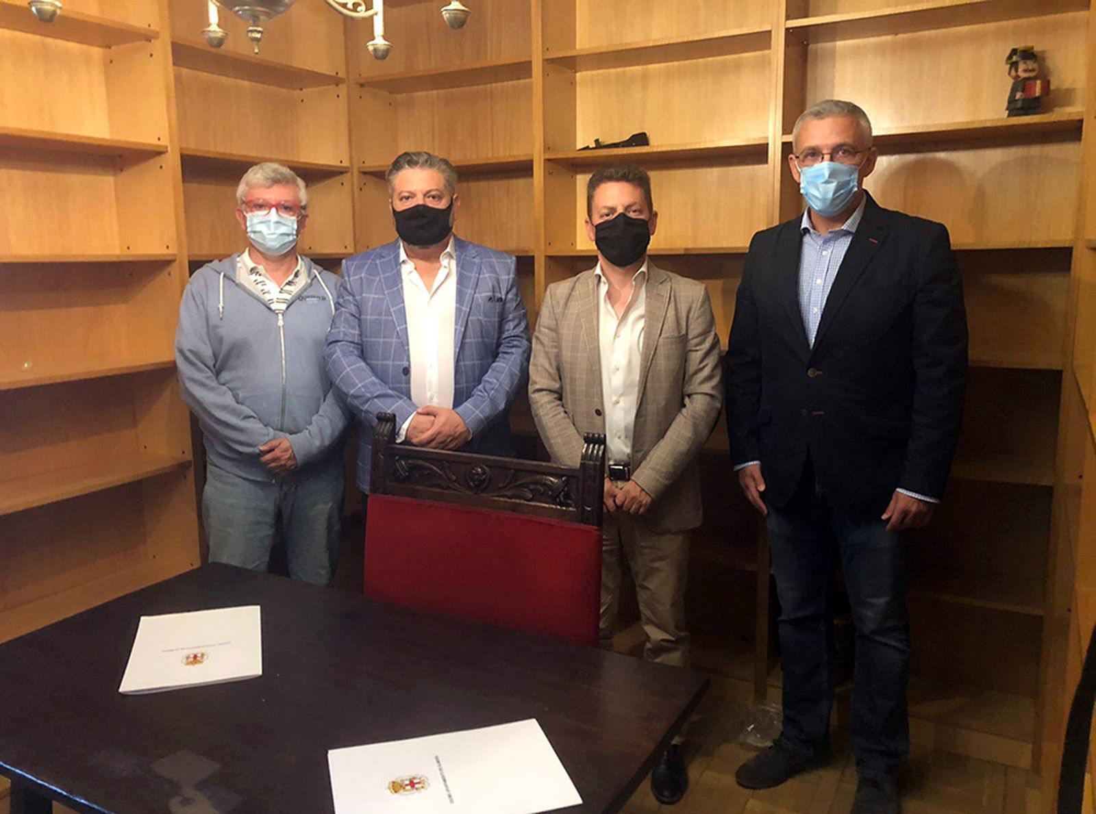 Diego Cruz, José Vélez y Carlos Montero tras la firma de la donación.