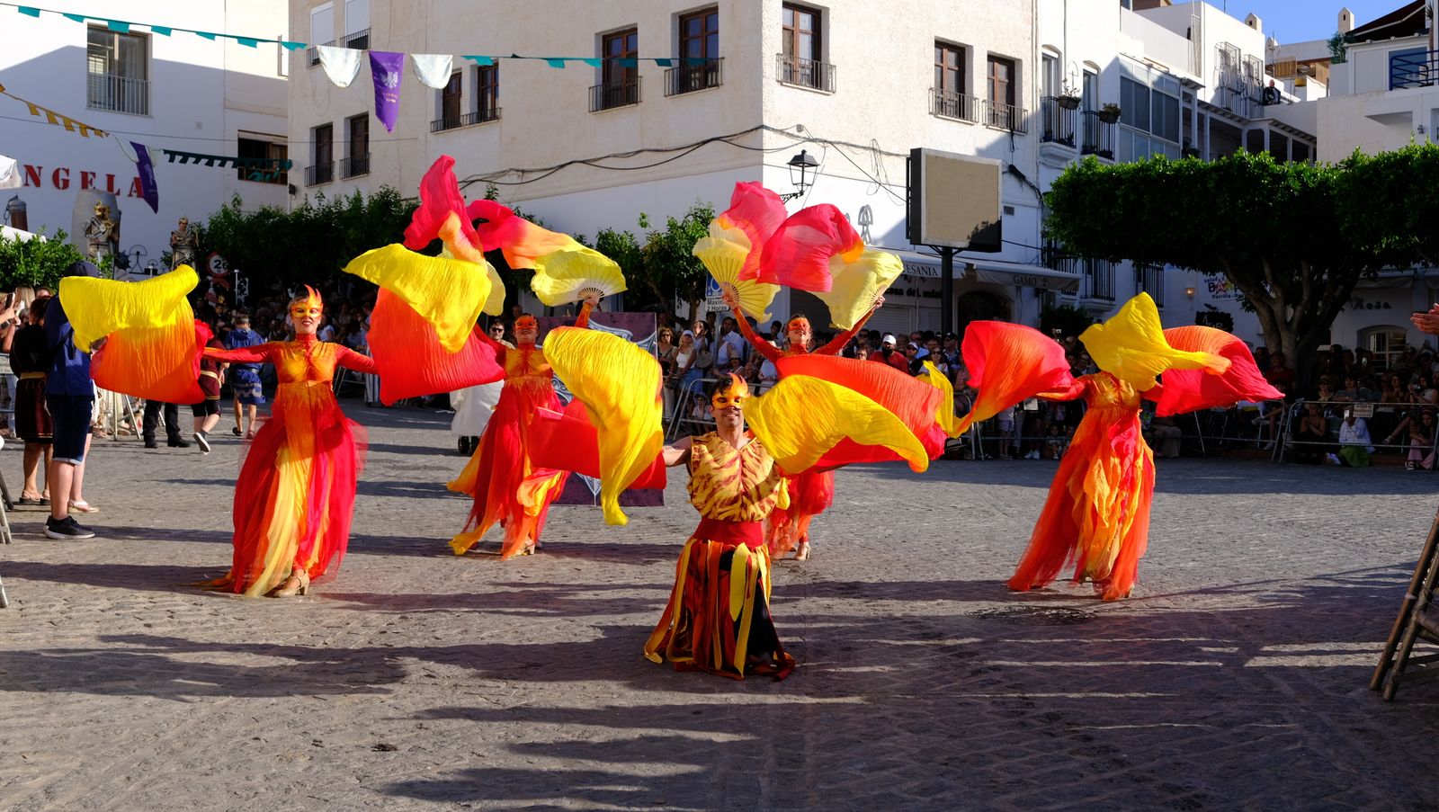 El espectacular desfile de Moros y Cristianos de Mojácar, en imágenes