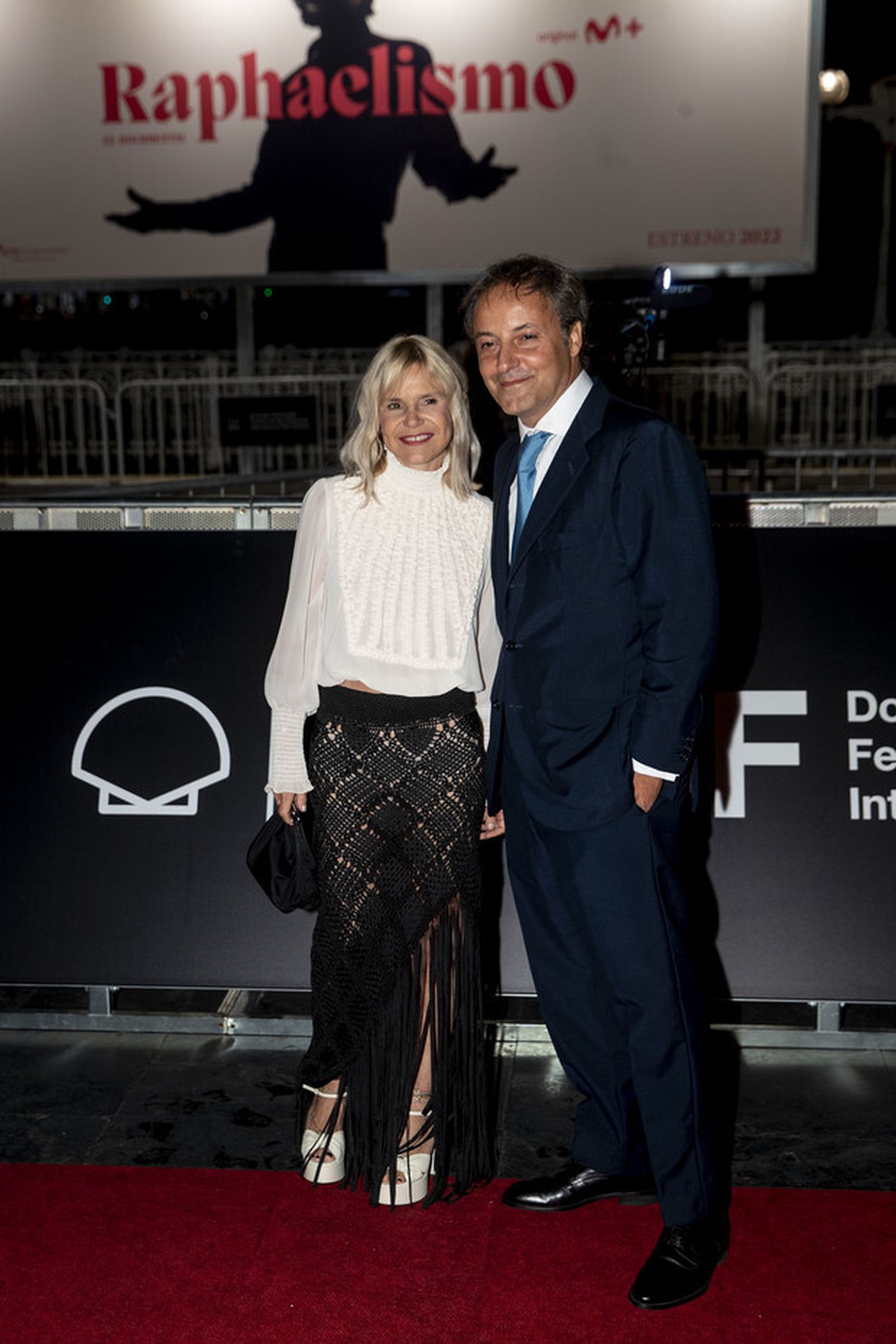 Eugenia Martínez de Irujo, con falda de crochet negra y camisa blanca, junto a su pareja, Narcís Rebollo.