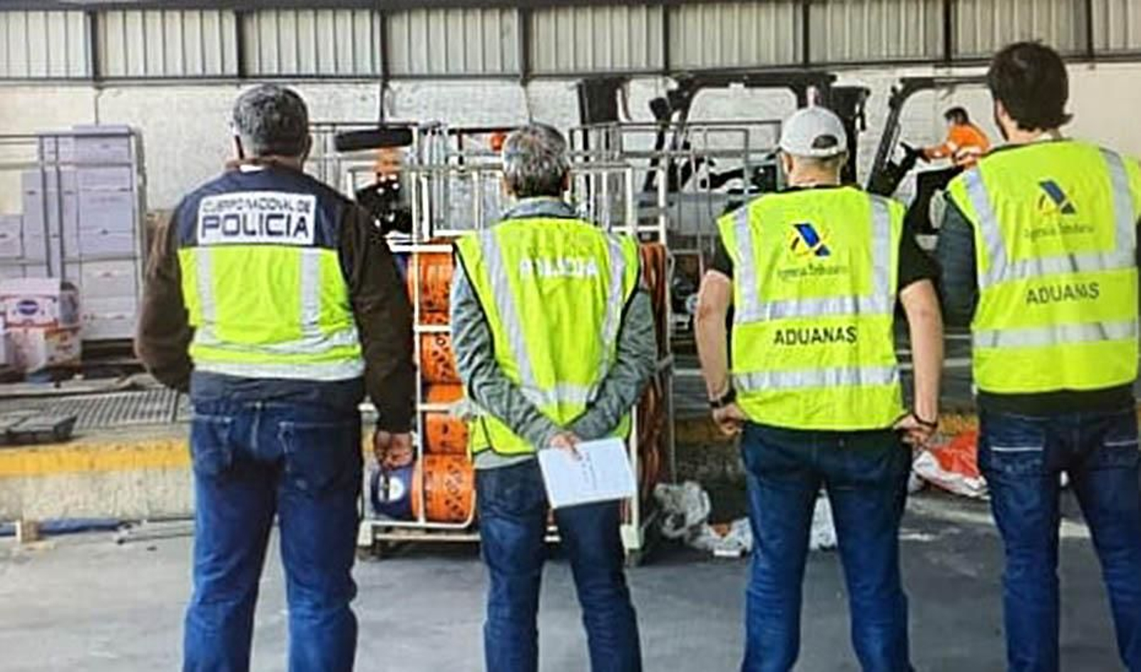 Cuatro agentes, ante el contenedor interceptado.