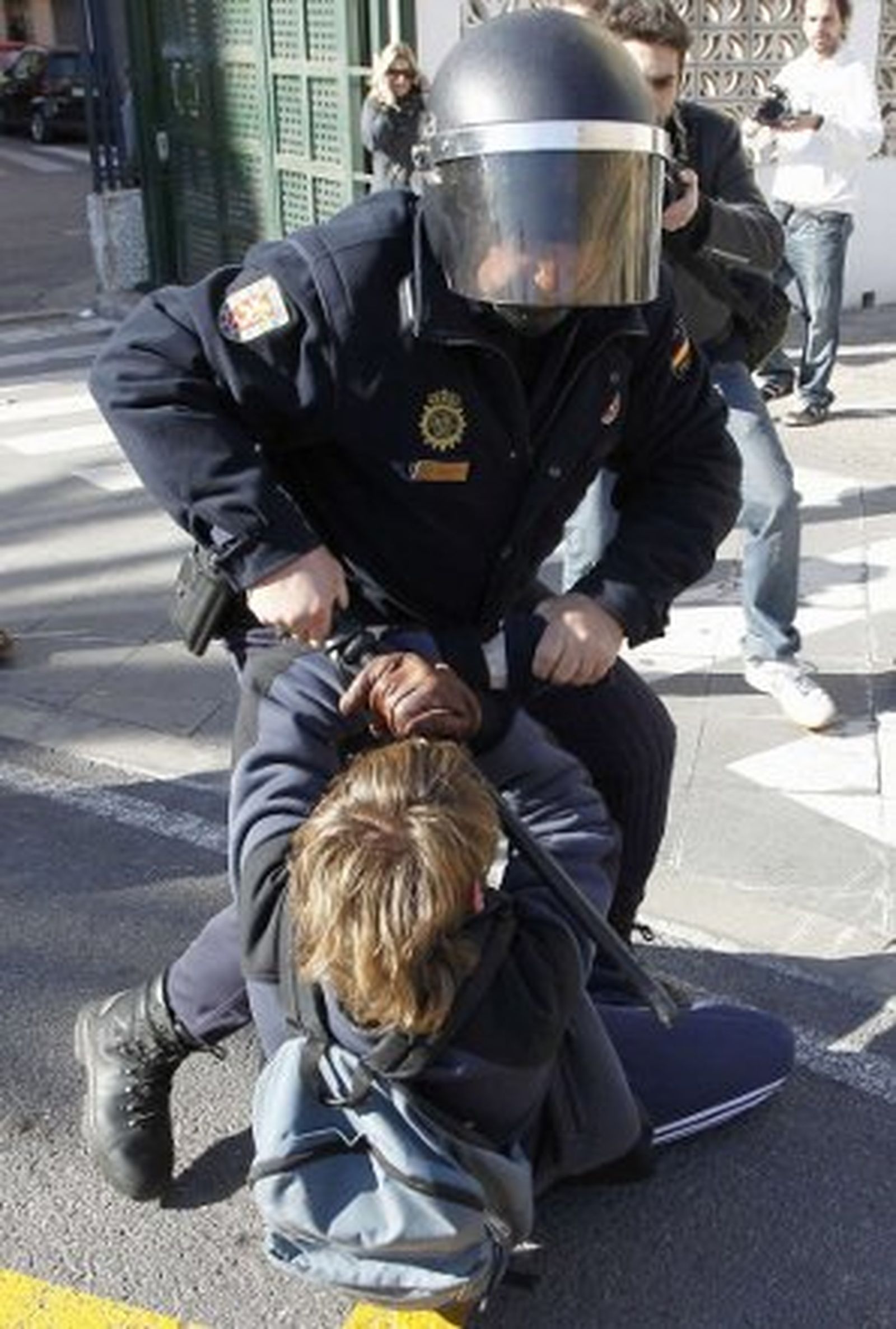 Una manifestación estudiantil deriva en duras cargas policiales en Valencia