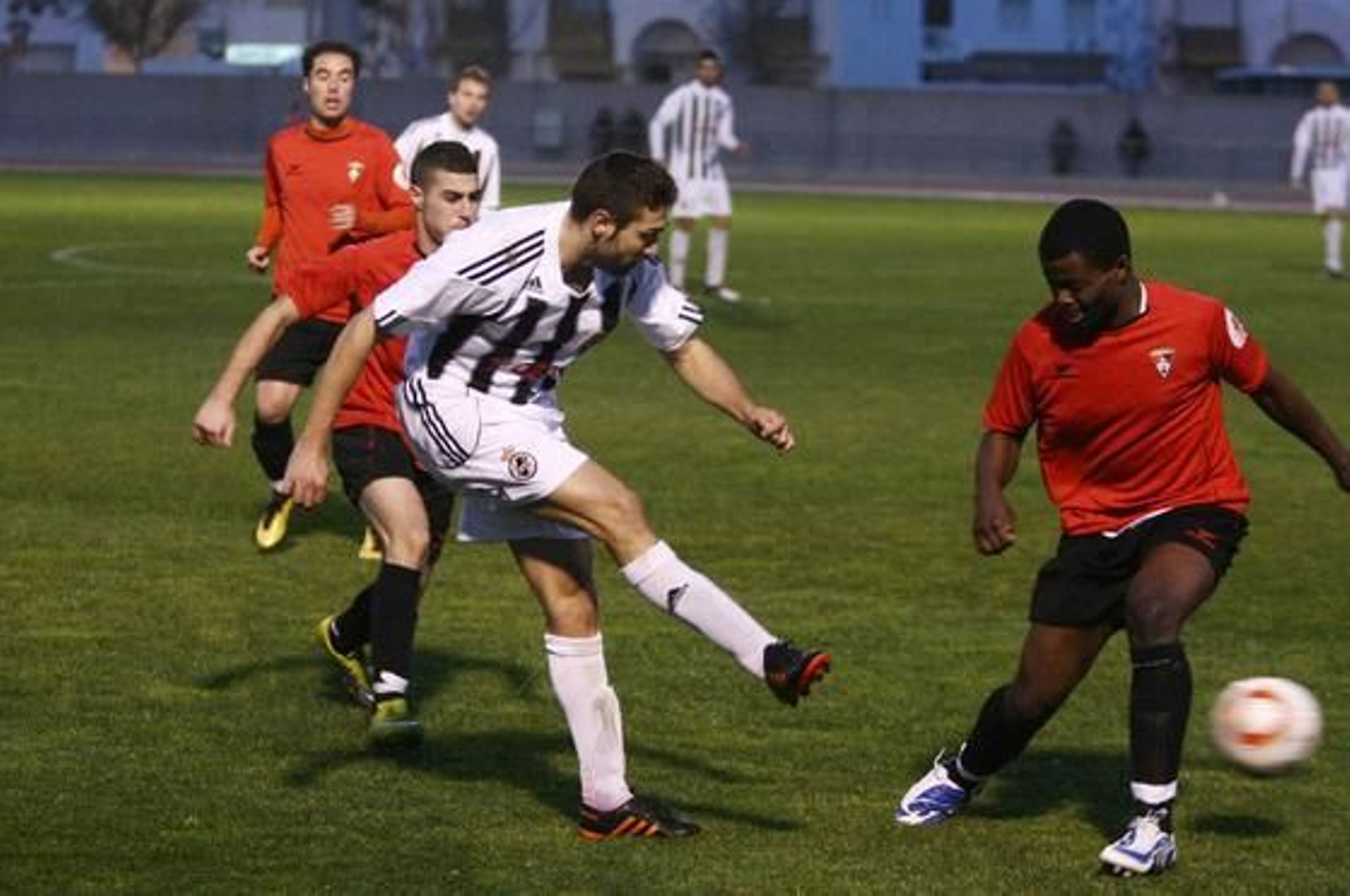 La Balona gana en Ayamonte y se pone líder provisional a la espera de lo que haga el Pozoblanco./Fotos:Alberto Domínguez

Foto: Alberto Dominguez