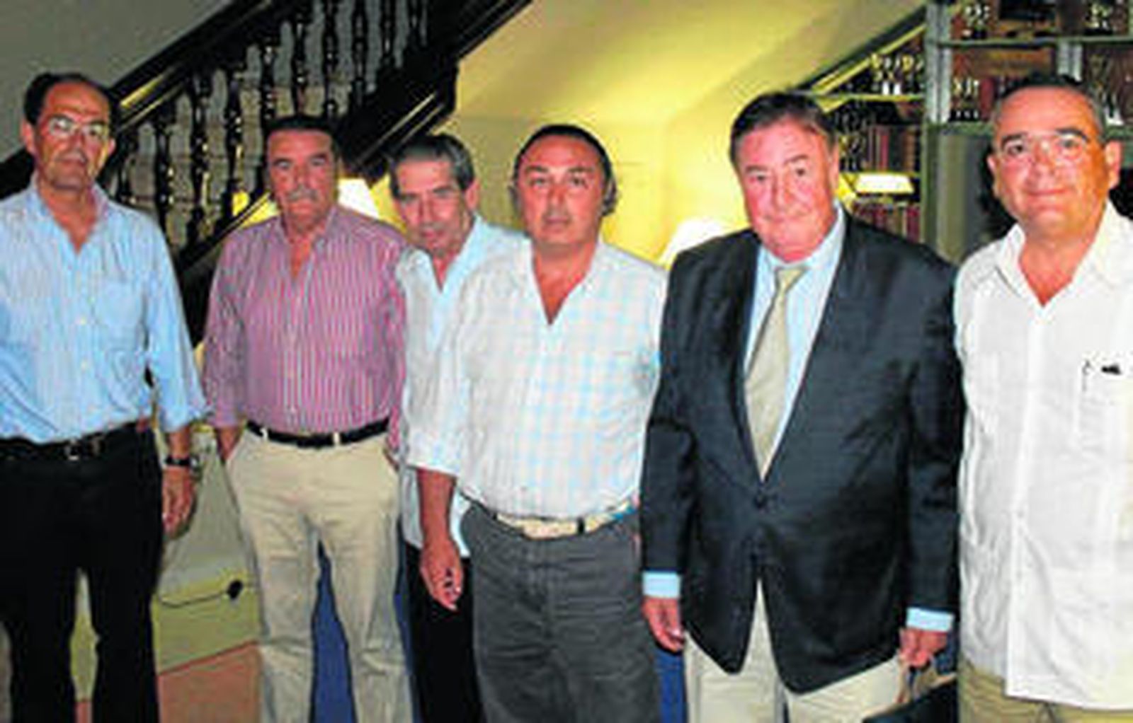 Joaquín Calero y Ángel Carrero, directivos del club, con los contertulios.