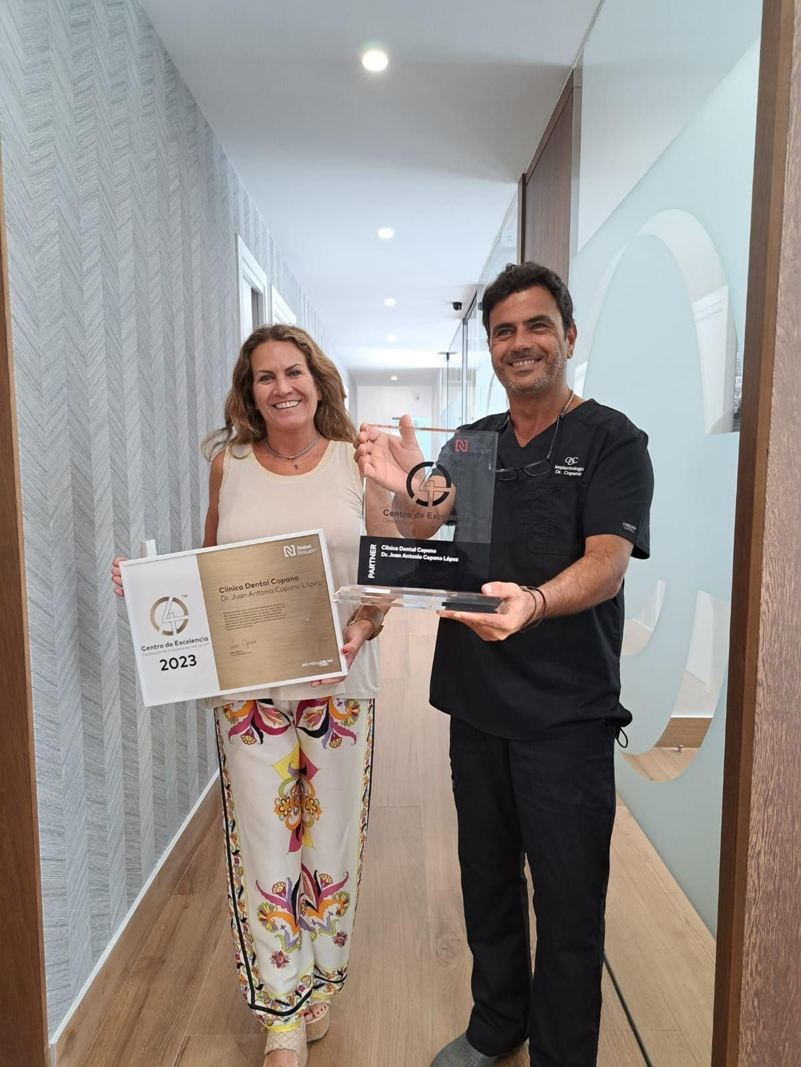 Directivos del centro muestran las distinciones.