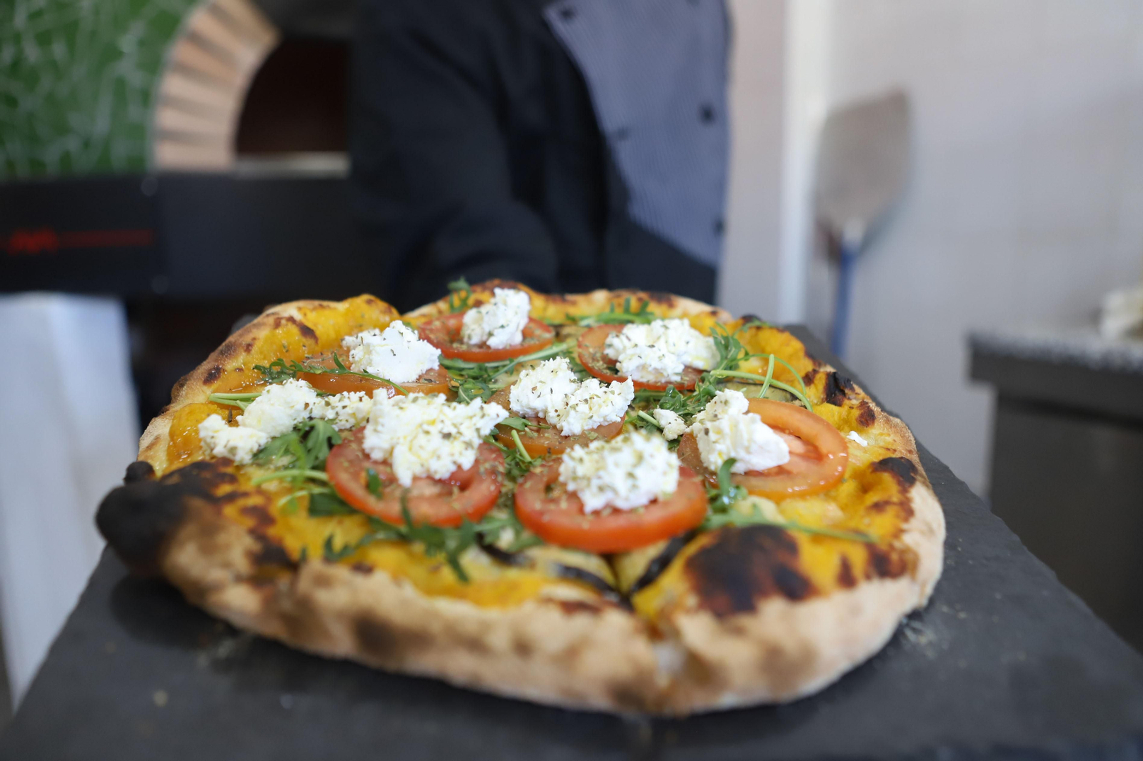 Elaboración de pizzas al autentico estilo italiano en Pizzeria Napoli, en imágenes