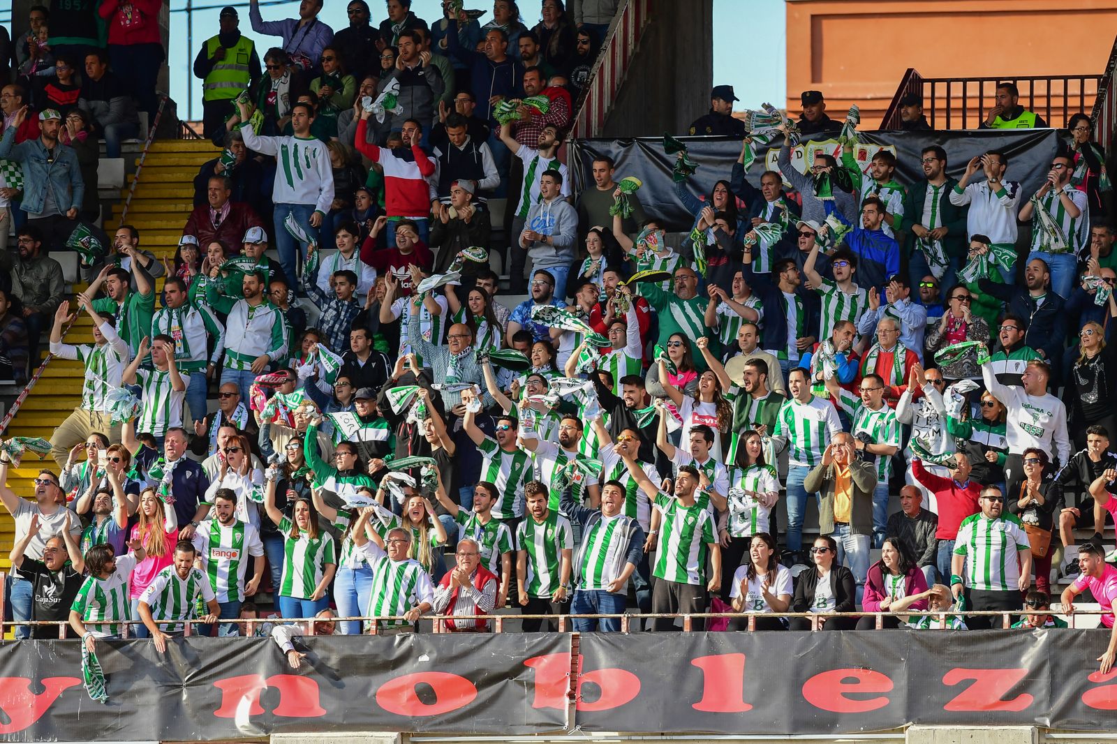 El Córdoba CF celebra su victoria con los desplazados en Vallecas.