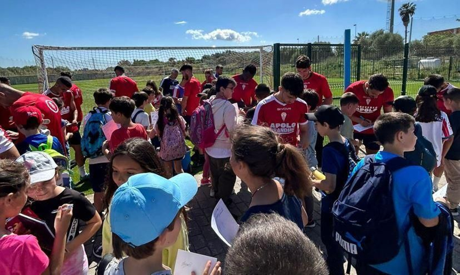 La plantilla del Algeciras firma autógrafos a los escolares.