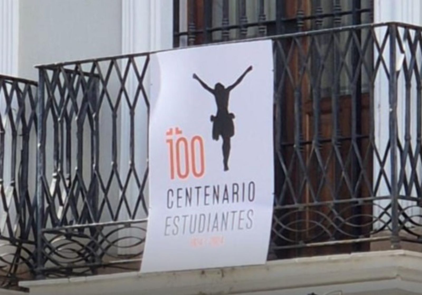 Una colgadura refleja que, cien años después, hay un legado que sigue vivo