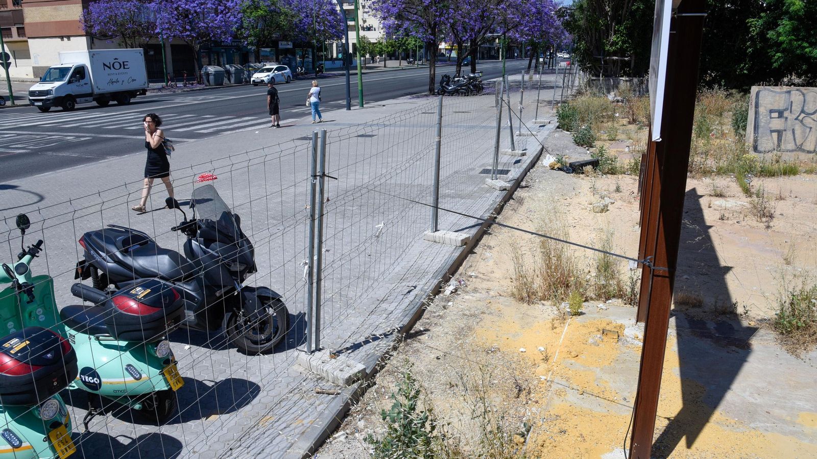 El suelo linda con la avenida de Andalucía.