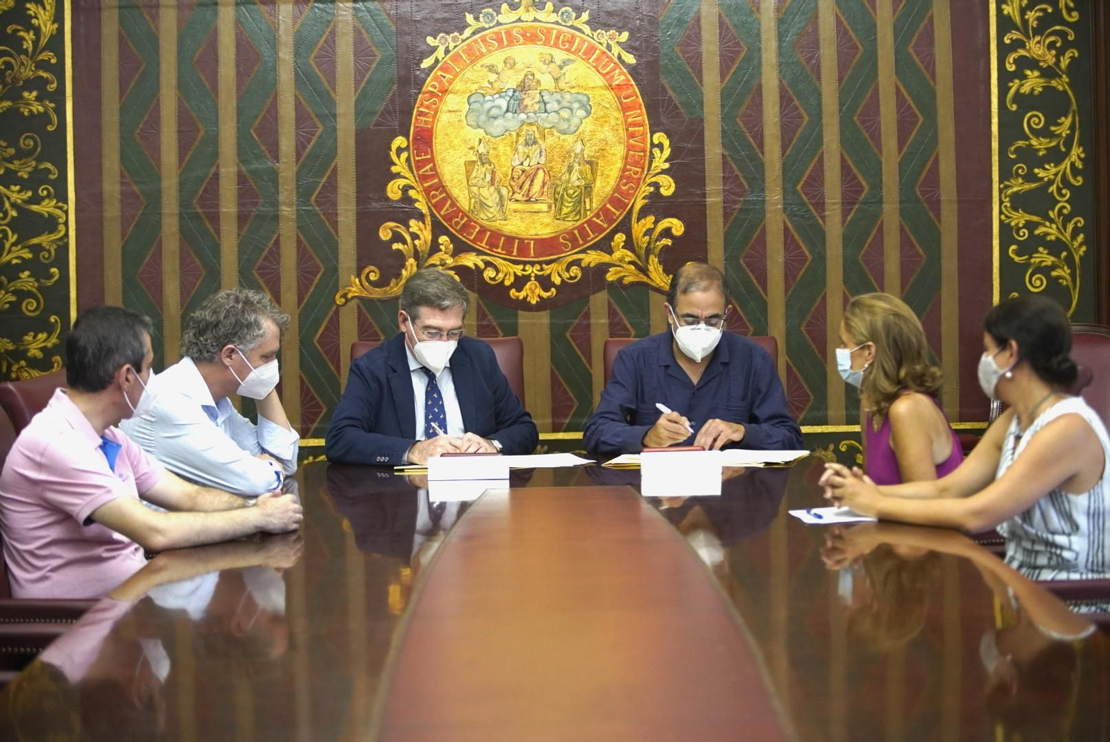 Un momento de la firman del convenio entre la US y la Autoridad Portuaria