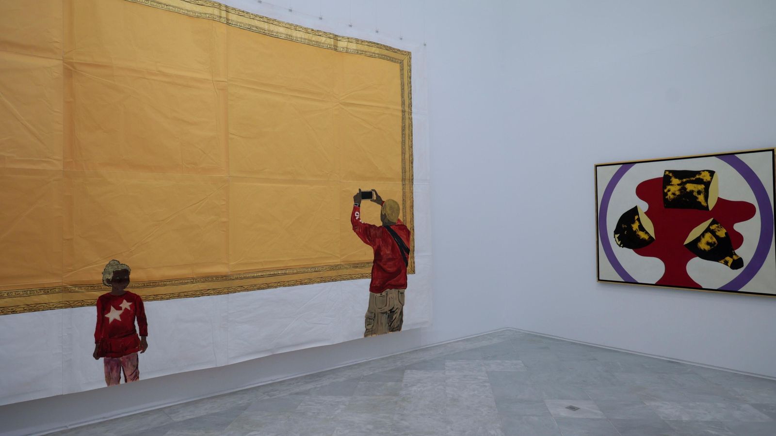 Una sala de ‘Territorios’ con obras de Maxwell Alexandre y Antonio Henrique Amaral.