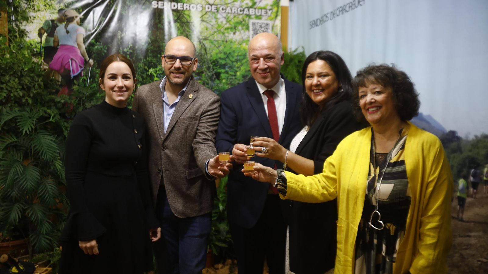 Antonio Ruiz, Dolores Amo y Rafaela Valenzuela brindan en la IX Feria de los Municipios.