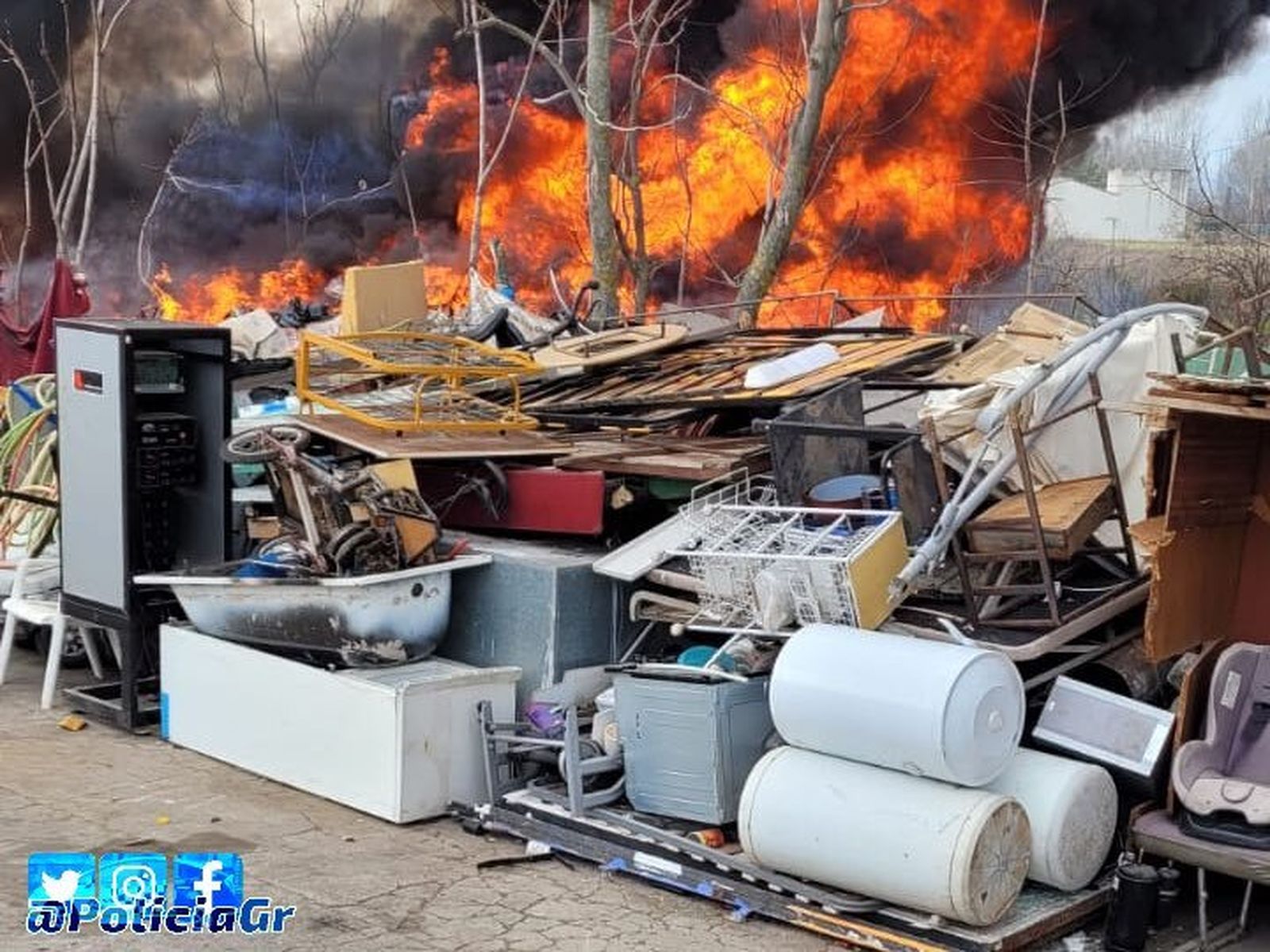 Las llamas en el solar abandonado de Bobadilla.