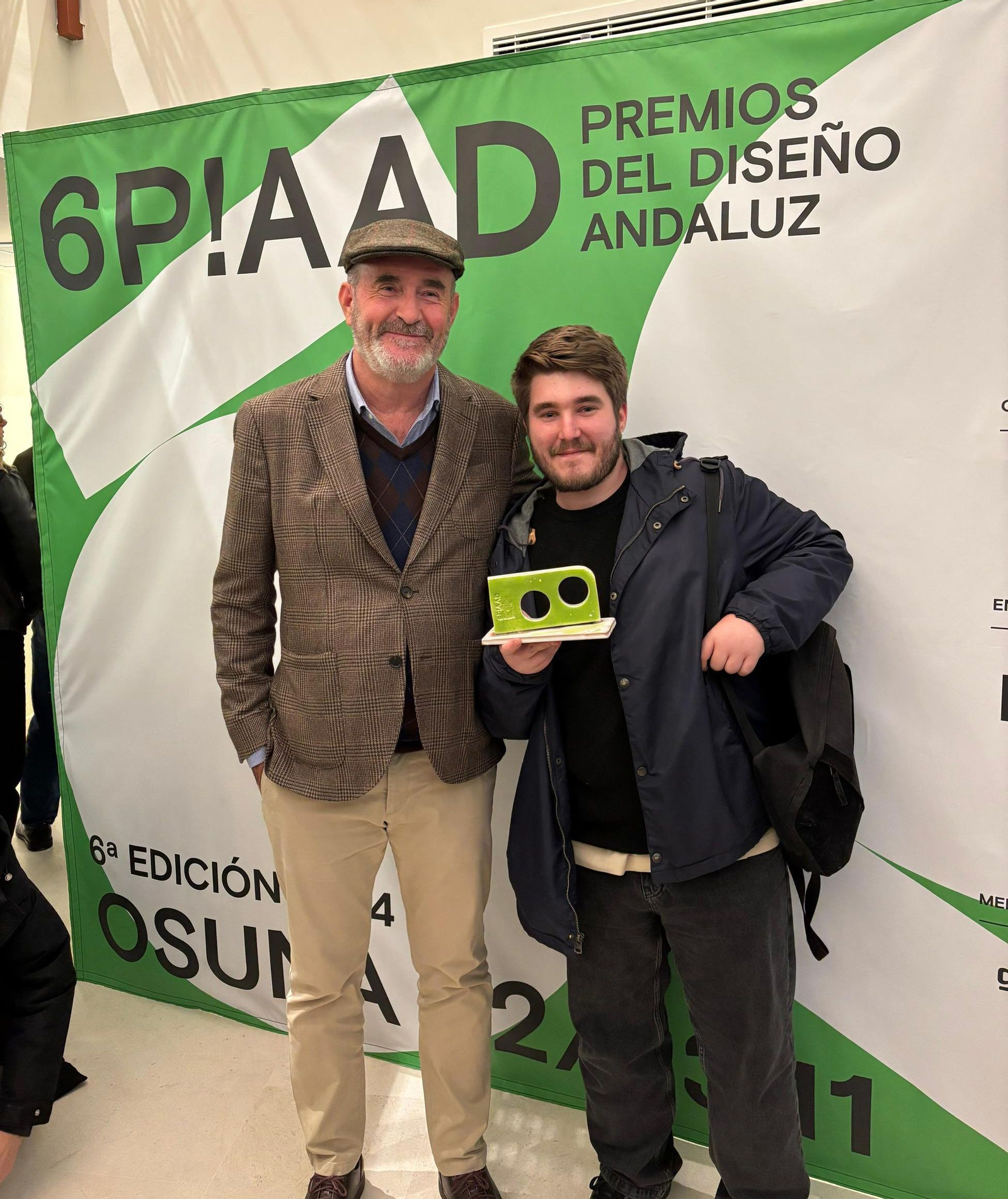 Enrique Guillén (d), con el archivero Manuel Antonio Barea, tras la entrega del premio.