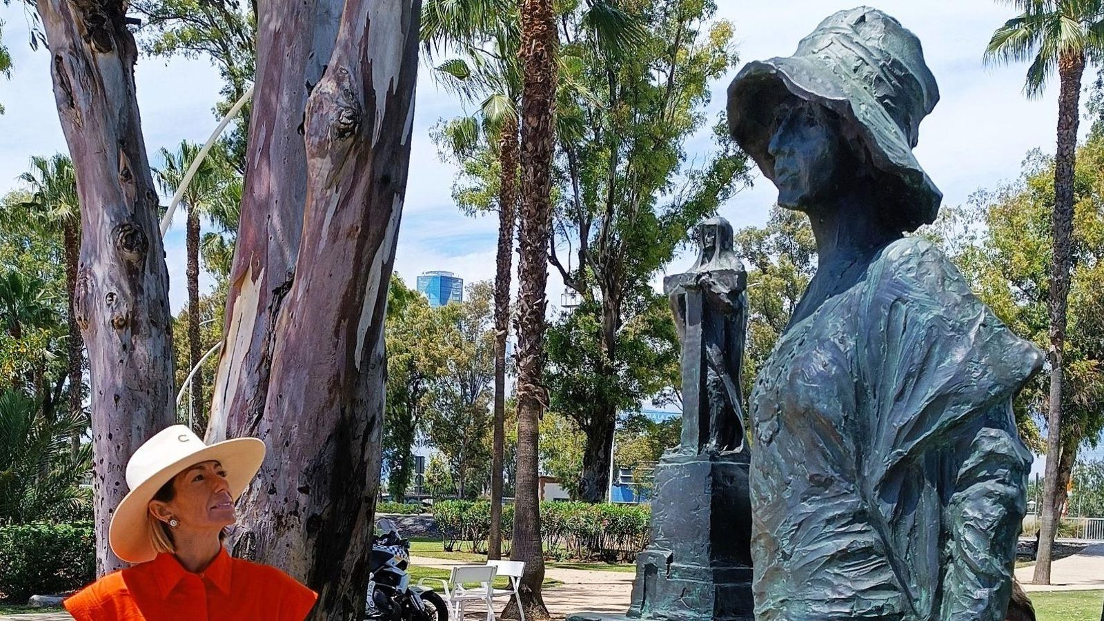 La bisnieta observa con emoción cada detalle de la escultura de miss. Whitney.