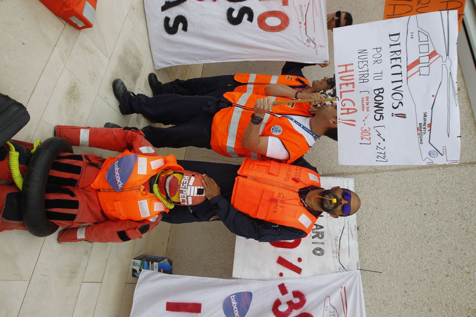 Fotogalería protesta equipo aéreo Salvamento Marítimo en Almería