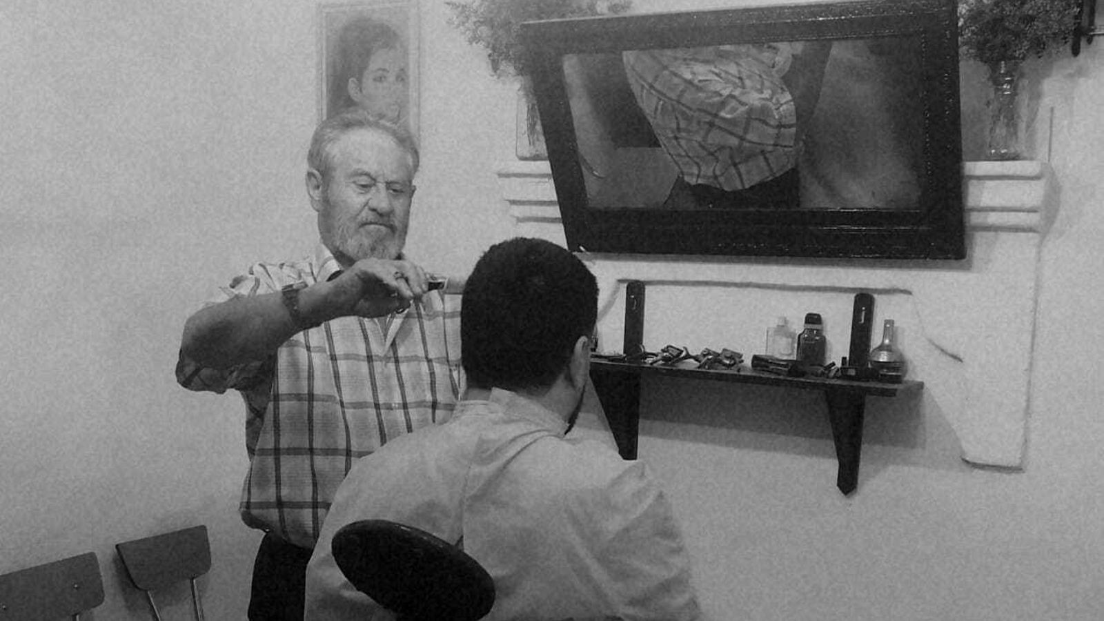 El padre de Francisco Javier lleva toda una vida dedicado a la barbería.