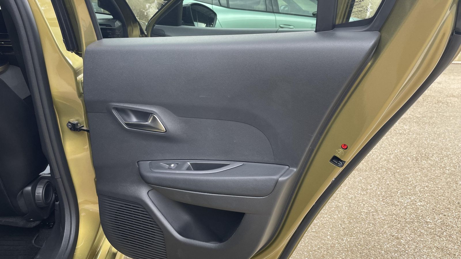 Por comparación con las puertas delanteras, de aspecto más refinado, las traseras son inusualmente sencillas, aunque proporcionan las funcionalidades esperables, hueco incluido.