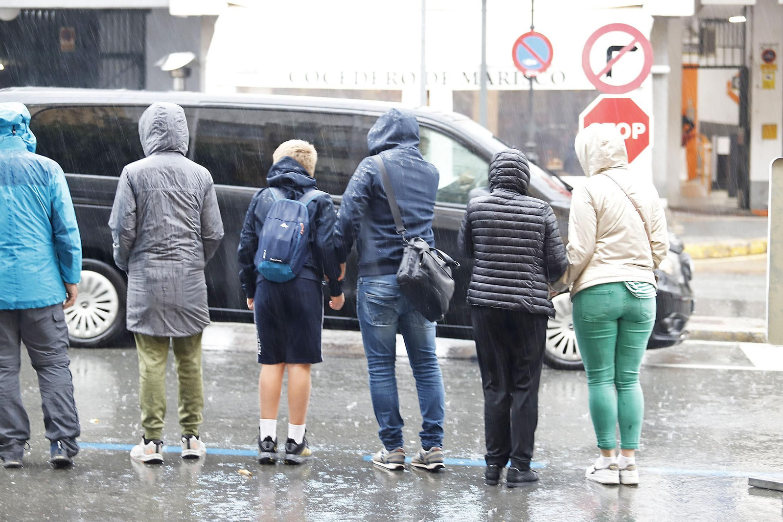 Imágenes de la mañana lluviosa de domingo en Huelva