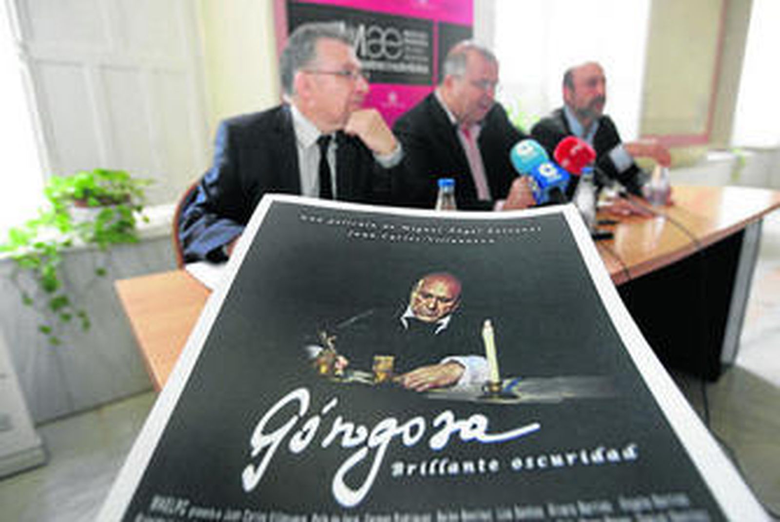 La presentación de la película, ayer, con Entrenas, Juan Miguel Moreno Calderón (concejal de Cultura del Ayuntamiento) y Villanueva.