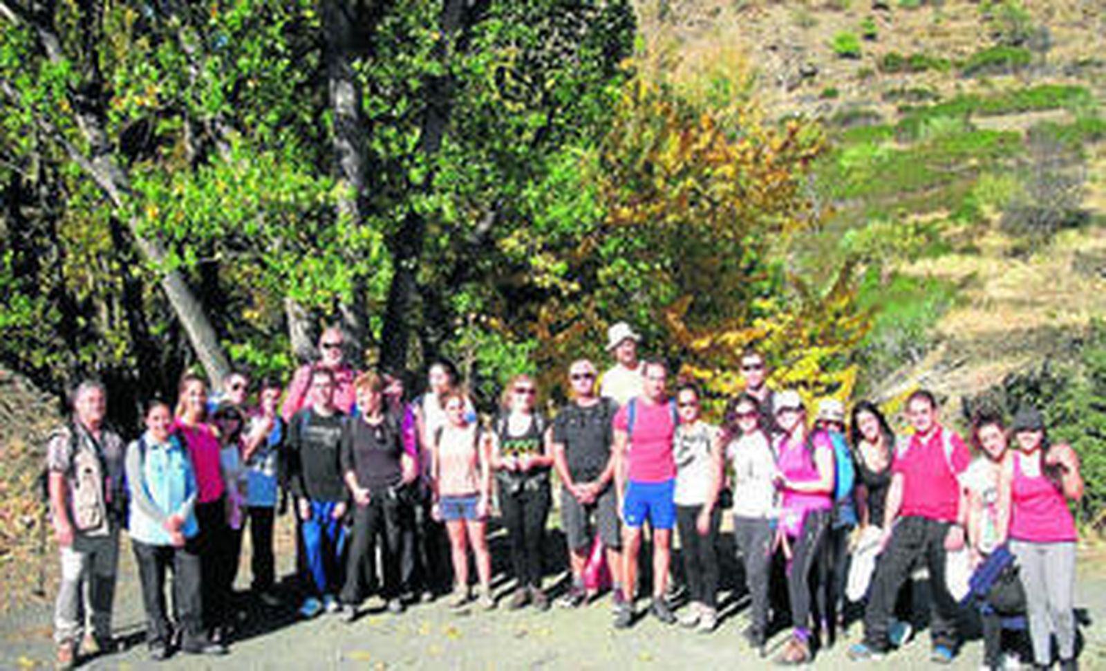 El grupo de alumnos, profesores... que el pasado 9 de noviembre realizaron la primera ruta de senderismo