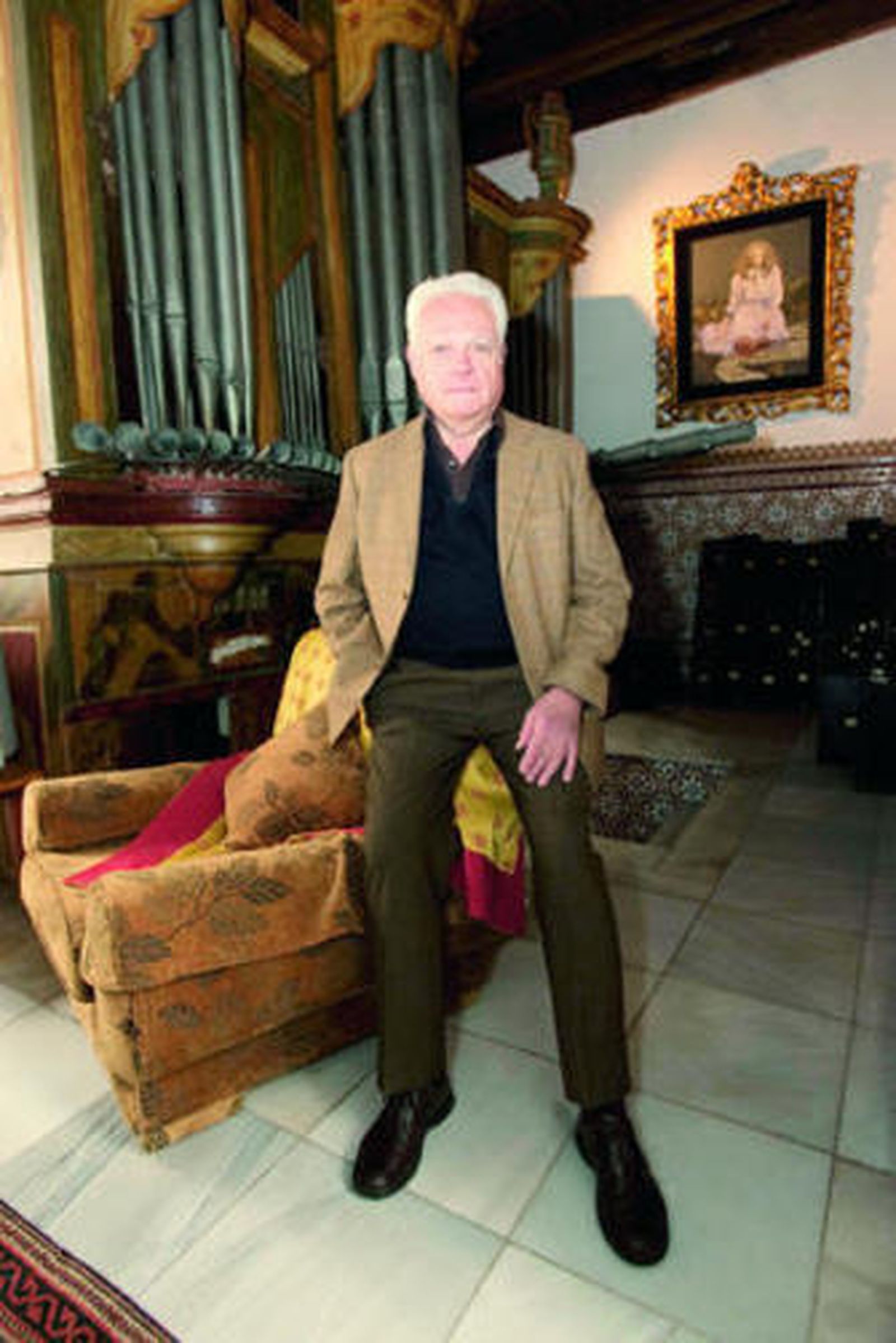 Rodrigo de Zayas, junto al órgano del siglo XVIII que después de Semana Santa irá al Gran Poder.